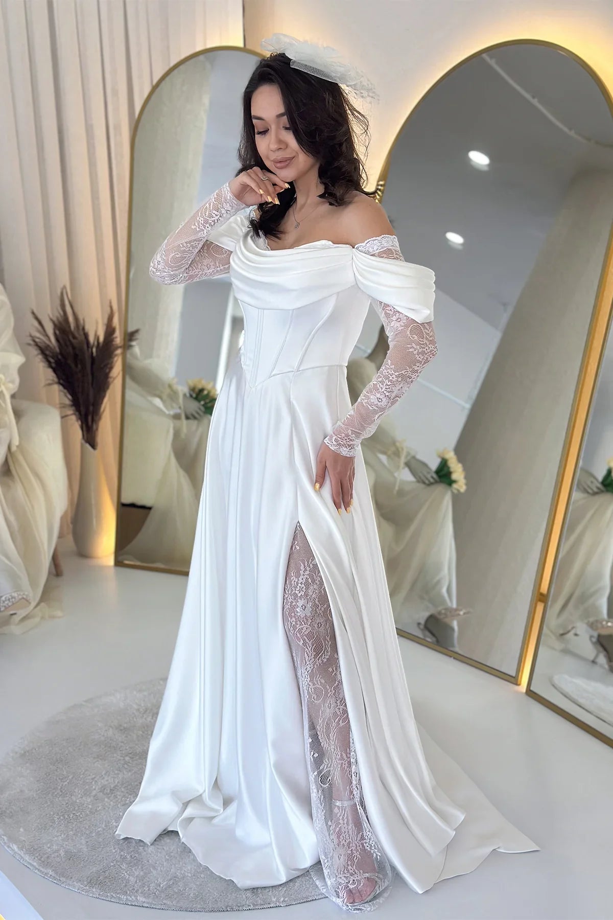 Beyaz Kayık Yaka Dantel Detaylı Düşük Omuz Saten Nikah Abiye Elbise