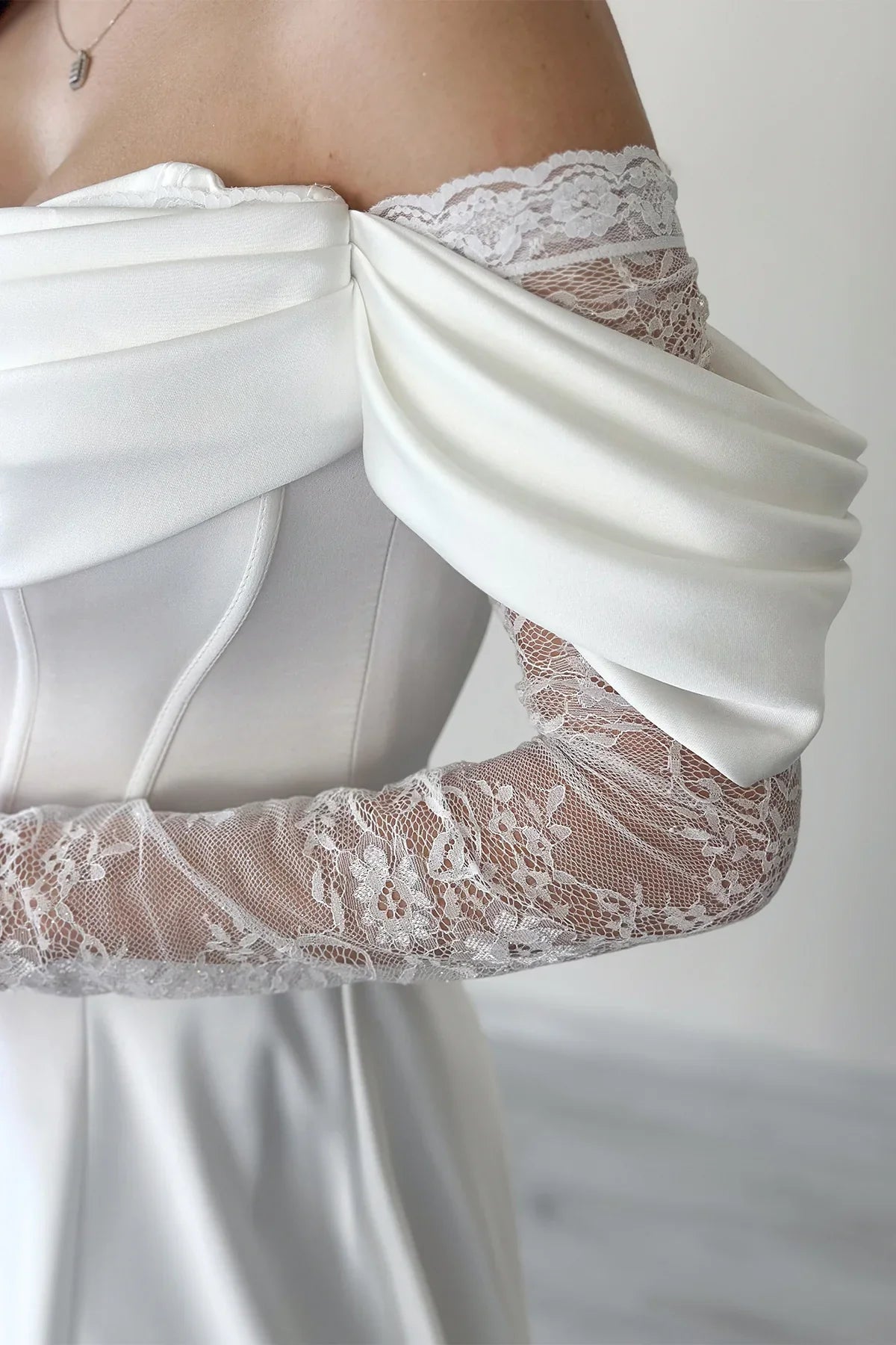 Beyaz Kayık Yaka Dantel Detaylı Düşük Omuz Saten Nikah Abiye Elbise 