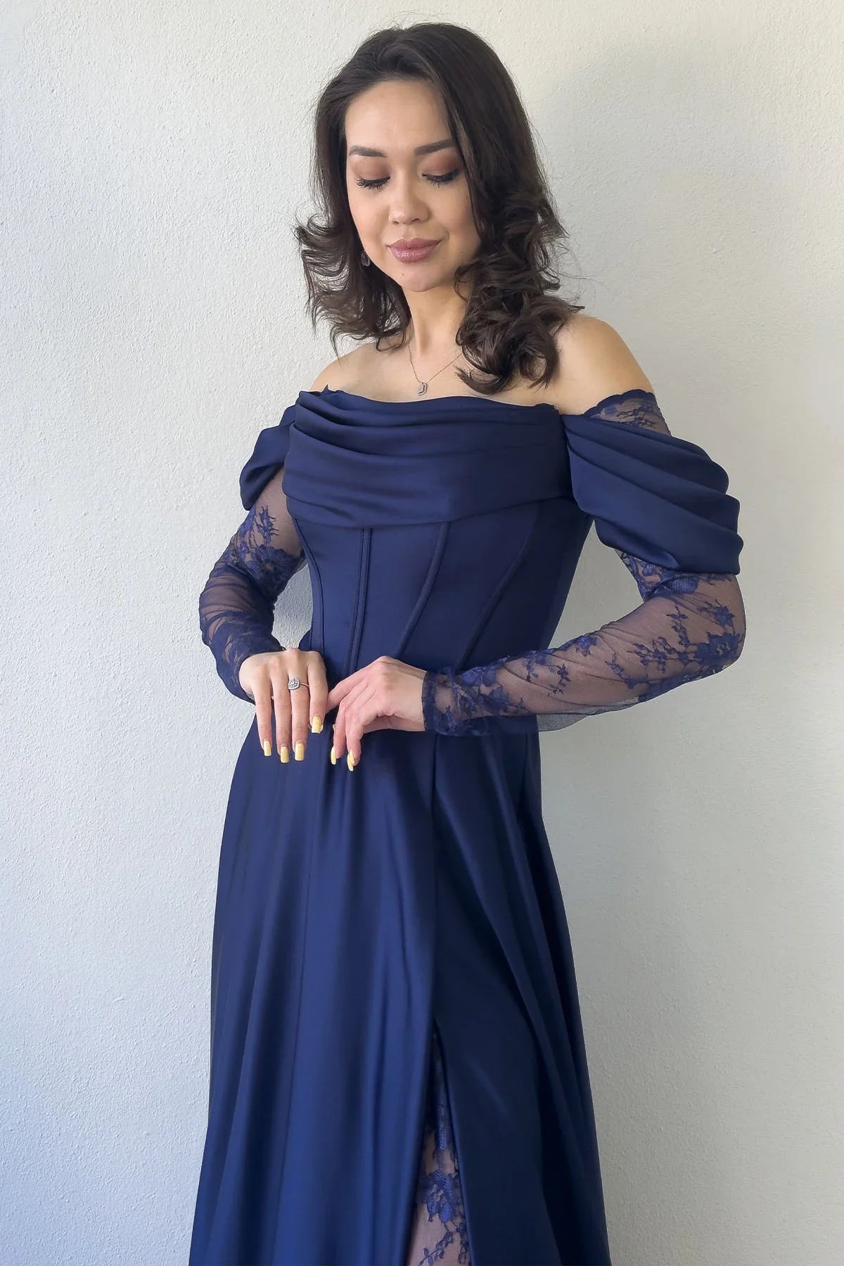 Lacivert Kayık Yaka Dantel Detaylı Düşük Omuz Saten Abiye Elbise