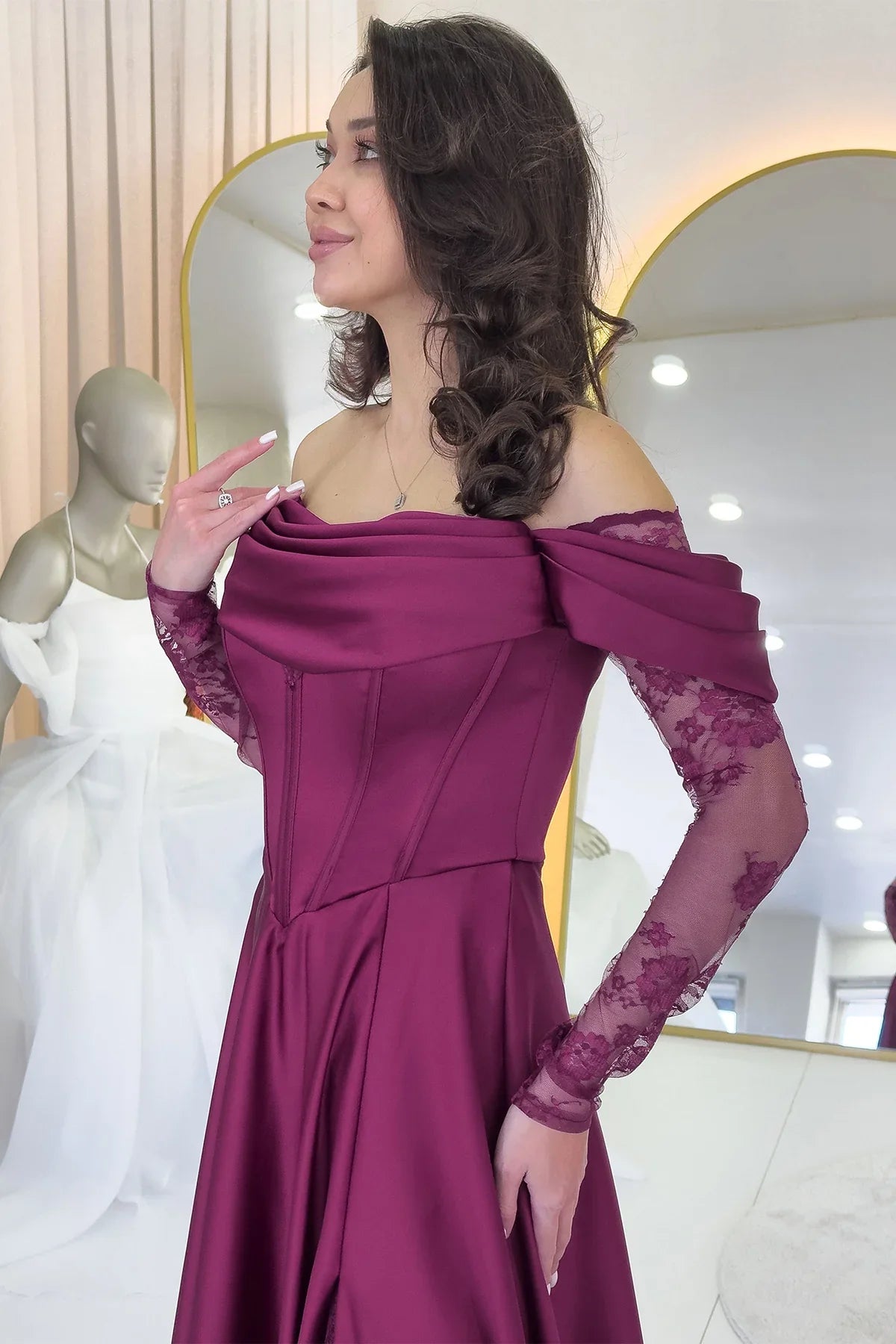 Mürdüm Kayık Yaka Dantel Detaylı Düşük Omuz Saten Abiye Elbise