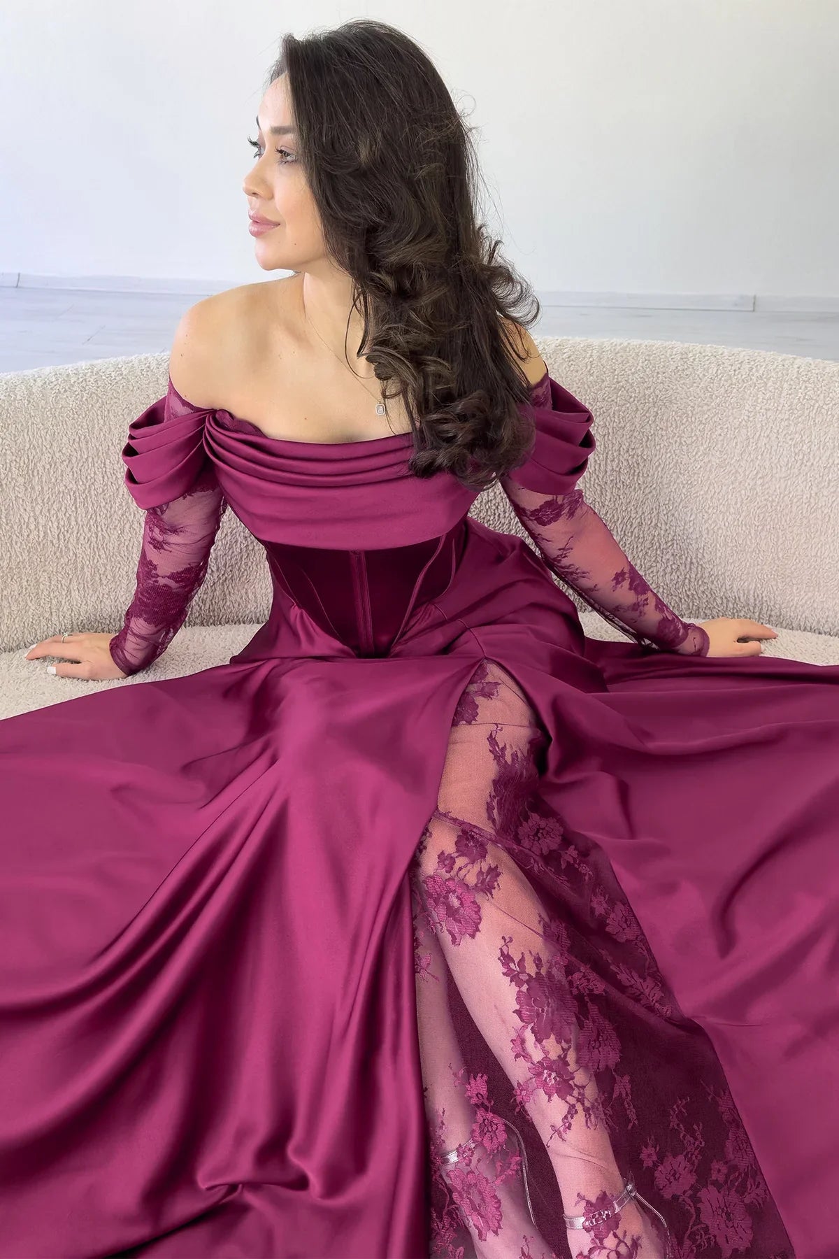 Mürdüm Kayık Yaka Dantel Detaylı Düşük Omuz Saten Abiye Elbise