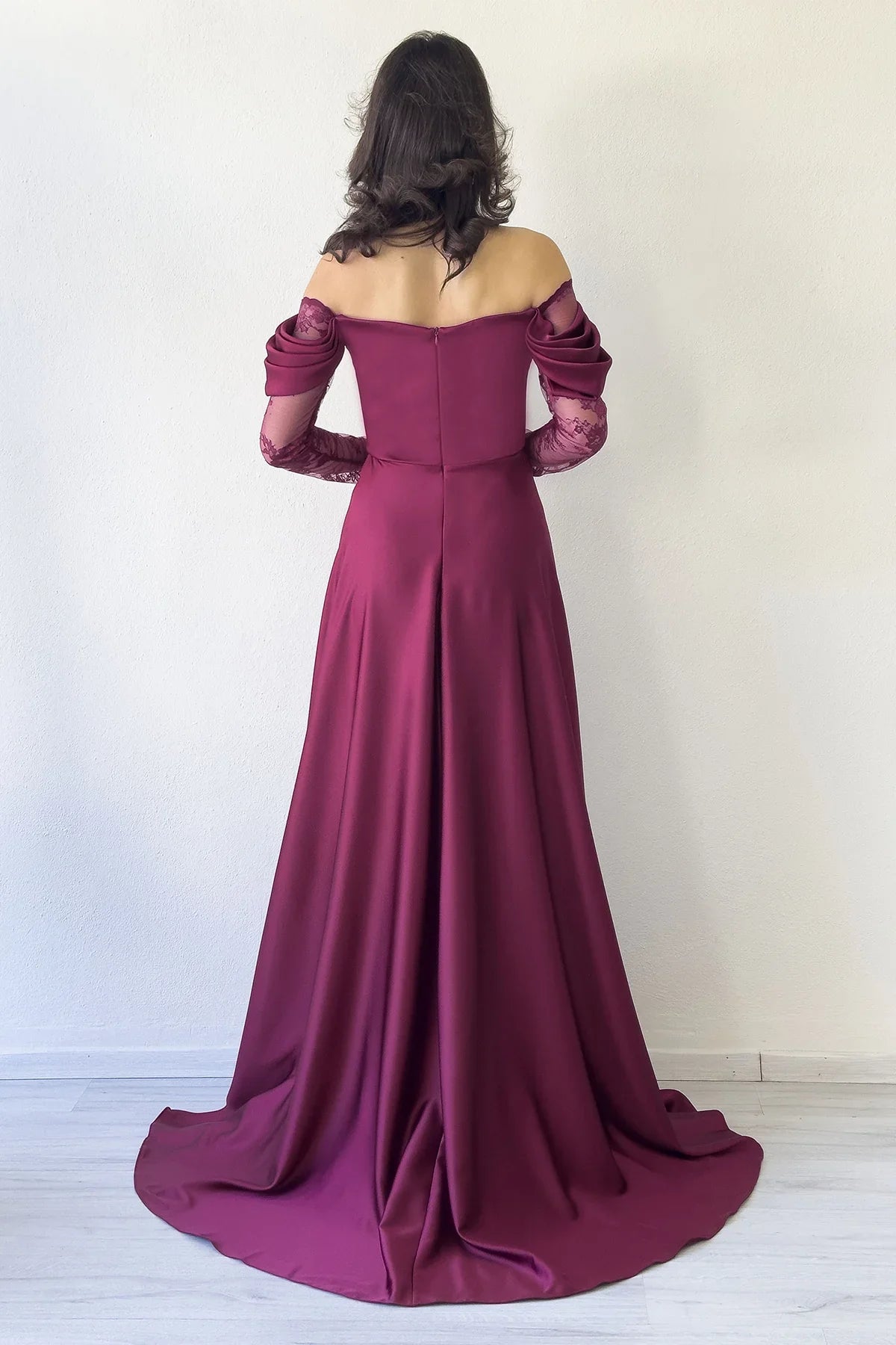 Mürdüm Kayık Yaka Dantel Detaylı Düşük Omuz Saten Abiye Elbise