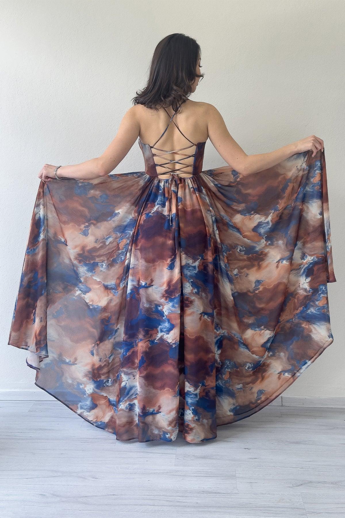 Kadın Kahverengi Batik Desenli Straplez Askılı Sırt Dekolteli Yırtmaçlı Abiye Elbise 