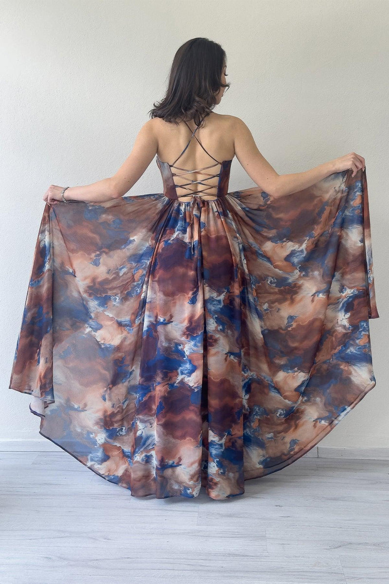 Kadın Kahverengi Batik Desenli Straplez Askılı Sırt Dekolteli Yırtmaçlı Abiye Elbise 