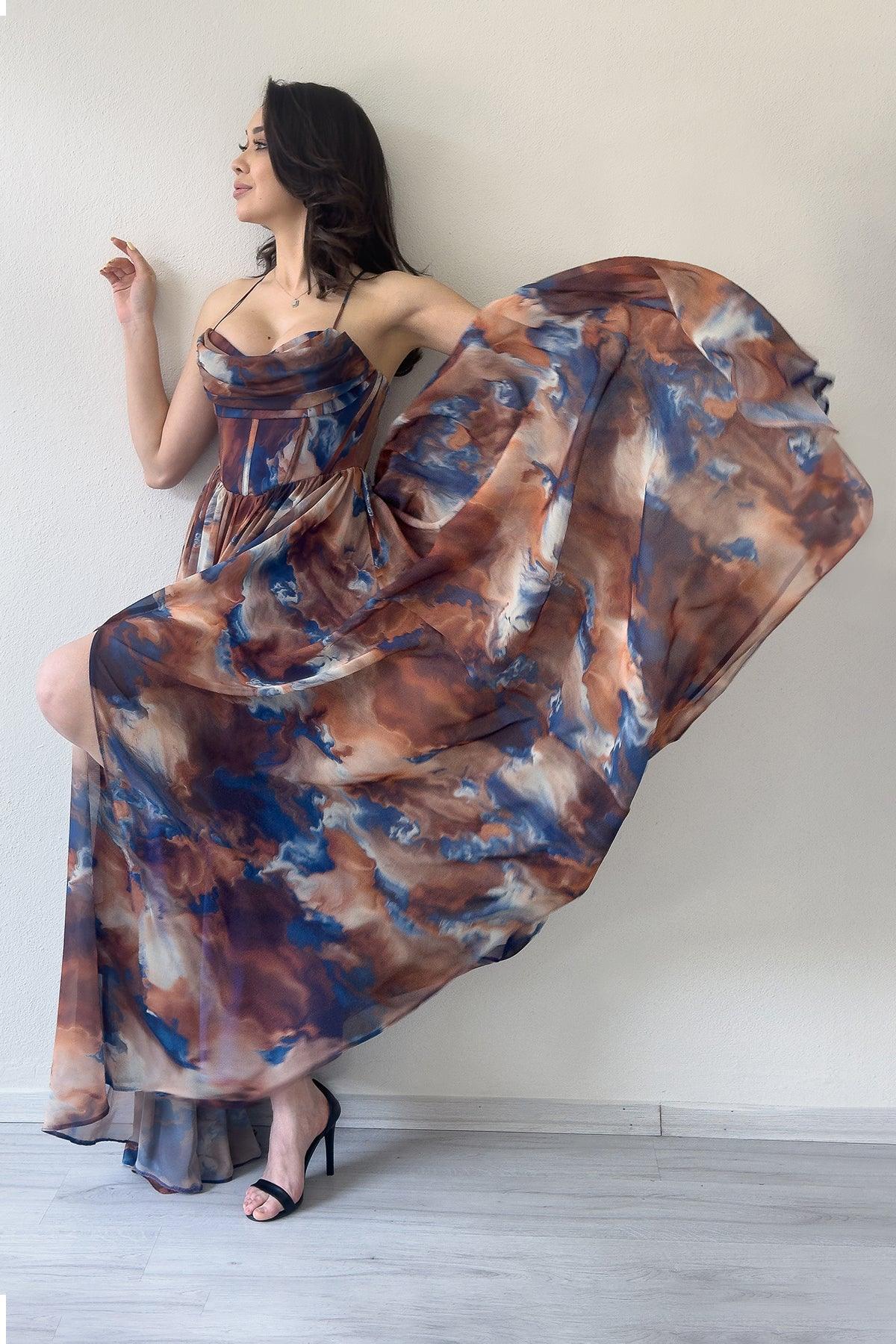 Kadın Kahverengi Batik Desenli Straplez Askılı Sırt Dekolteli Yırtmaçlı Abiye Elbise 