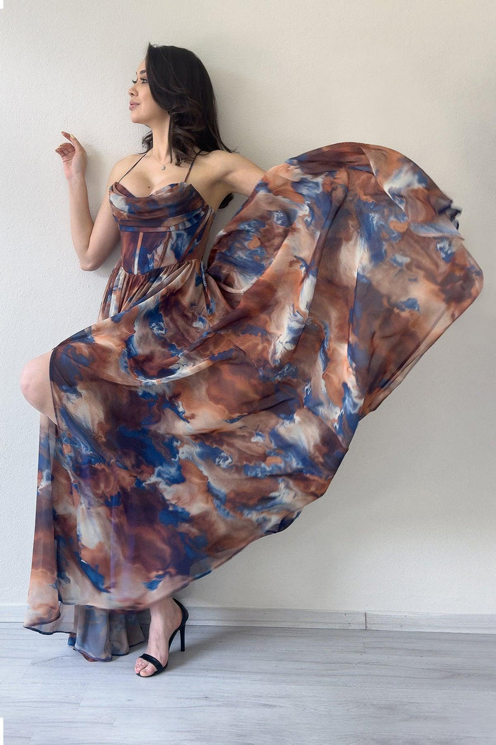 Kadın Kahverengi Batik Desenli Straplez Askılı Sırt Dekolteli Yırtmaçlı Abiye Elbise 