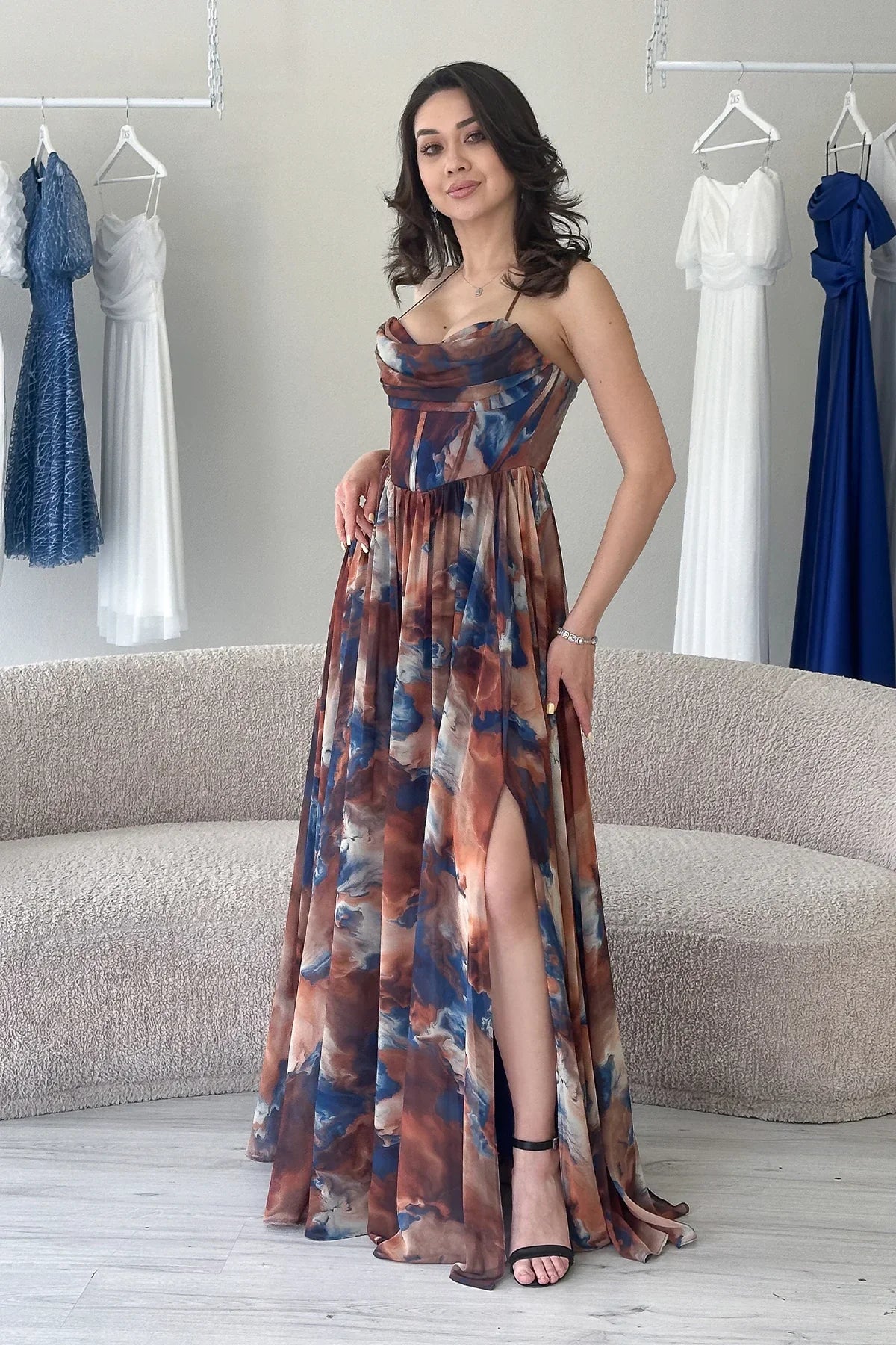 Kadın Kahverengi Batik Desenli Straplez Askılı Sırt Dekolteli Yırtmaçlı Abiye Elbise 