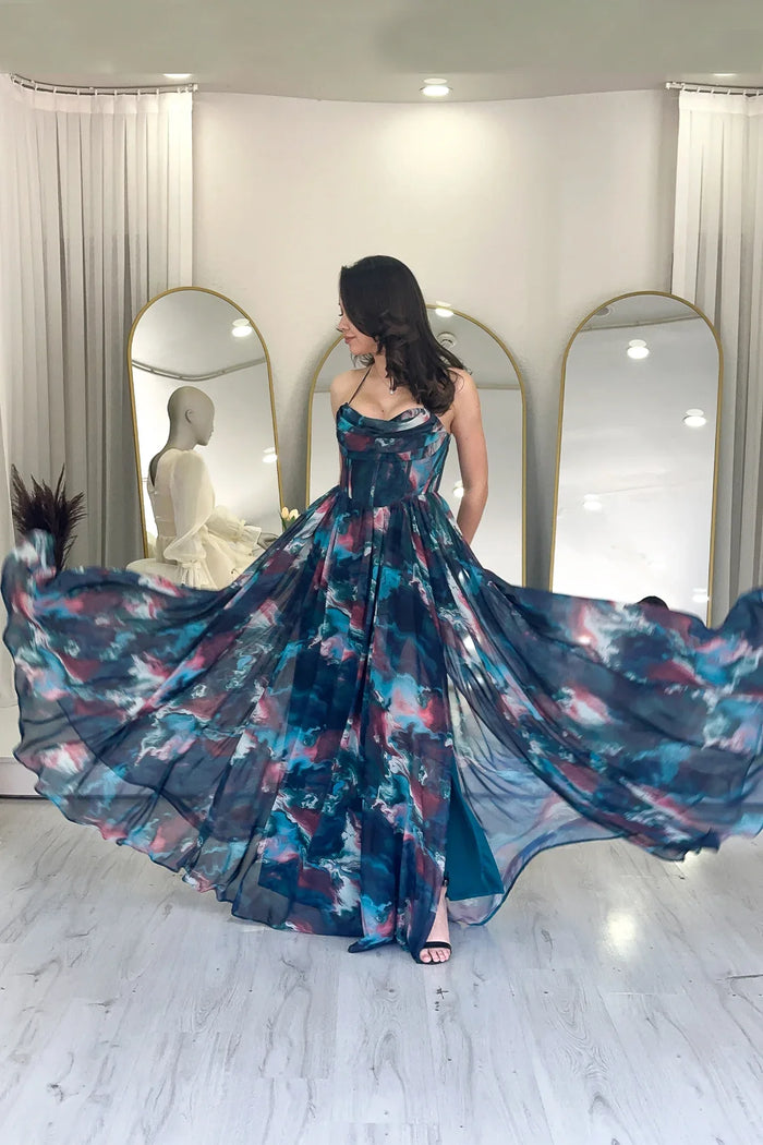 Kadın Petrol Yeşil Batik Desenli Straplez Askılı Sırt Dekolteli Yırtmaçlı Abiye Elbise