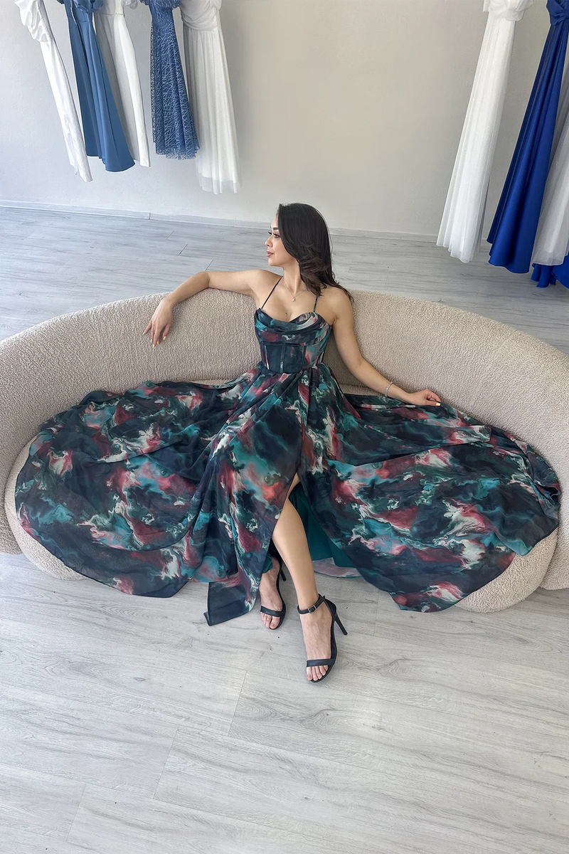 Kadın Petrol Yeşil Batik Desenli Straplez Askılı Sırt Dekolteli Yırtmaçlı Abiye Elbise