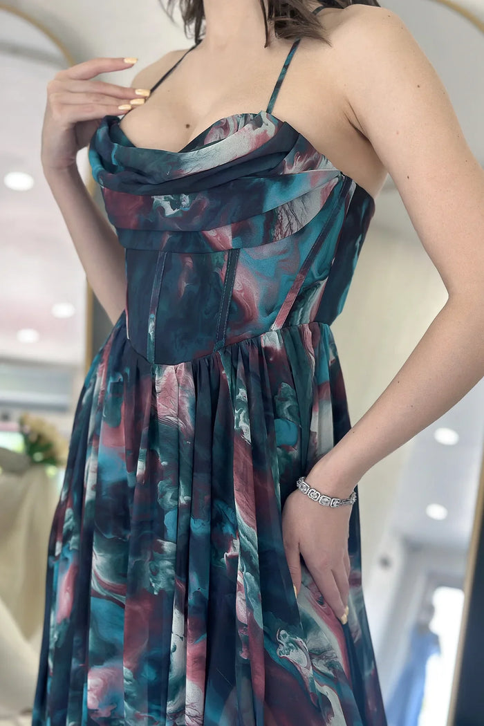 Kadın Petrol Yeşil Batik Desenli Straplez Askılı Sırt Dekolteli Yırtmaçlı Abiye Elbise