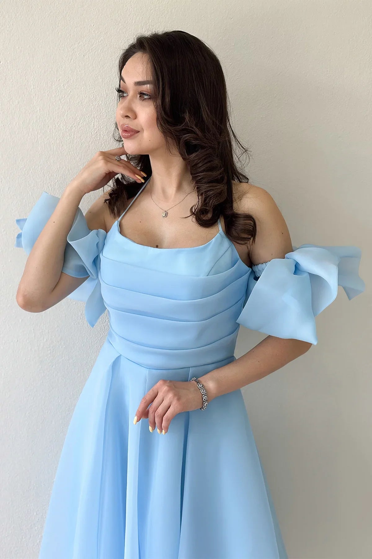 Bebe Mavisi Drapeli Boyundan Bağlamalı Fiyonk Kol Detay Kısa Abiye Elbise 