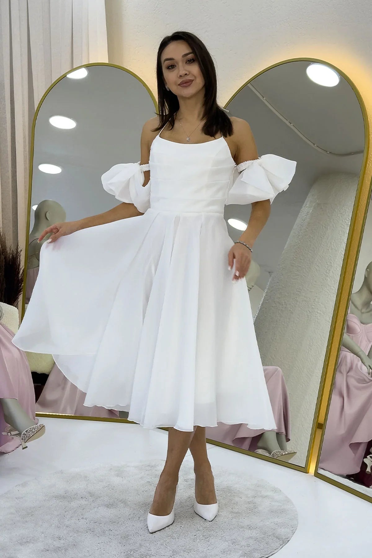 Beyaz Drapeli Boyundan Bağlamalı Fiyonk Kol Detay Kısa Abiye Elbise