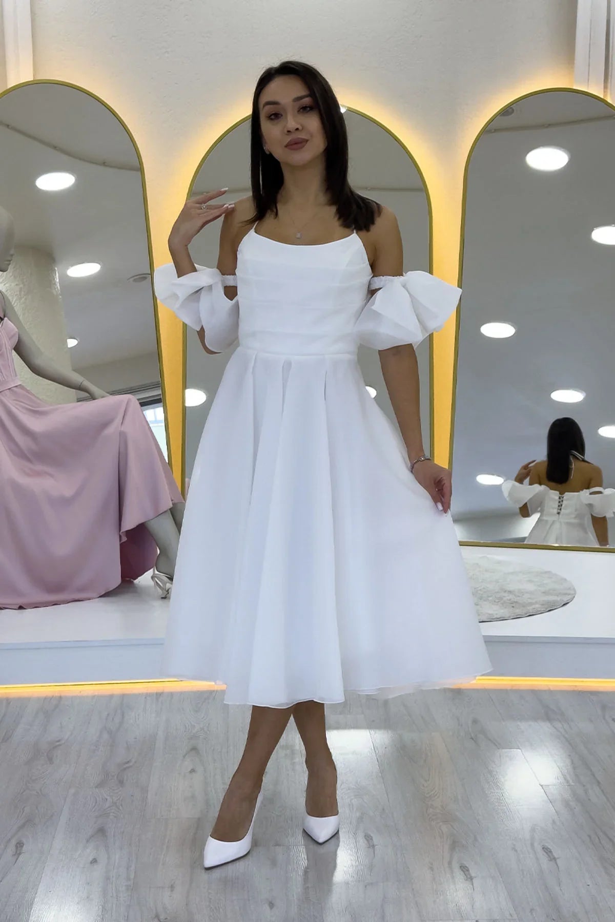 Beyaz Drapeli Boyundan Bağlamalı Fiyonk Kol Detay Kısa Abiye Elbise