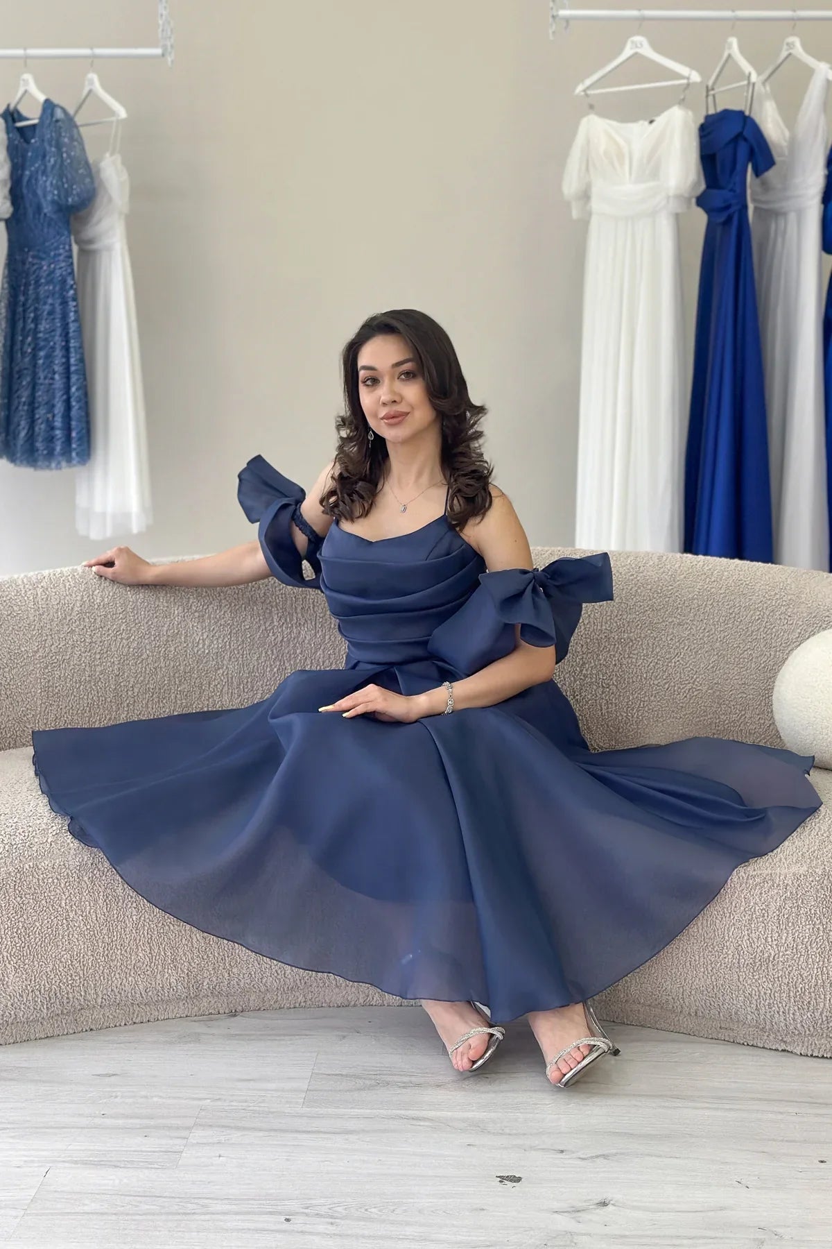 Lacivert Drapeli Boyundan Bağlamalı Fiyonk Kol Detay Kısa Abiye Elbise 