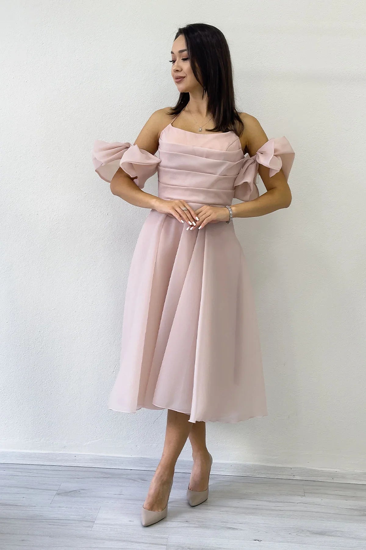 Pudra Drapeli Boyundan Bağlamalı Fiyonk Kol Detay Kısa Abiye Elbise