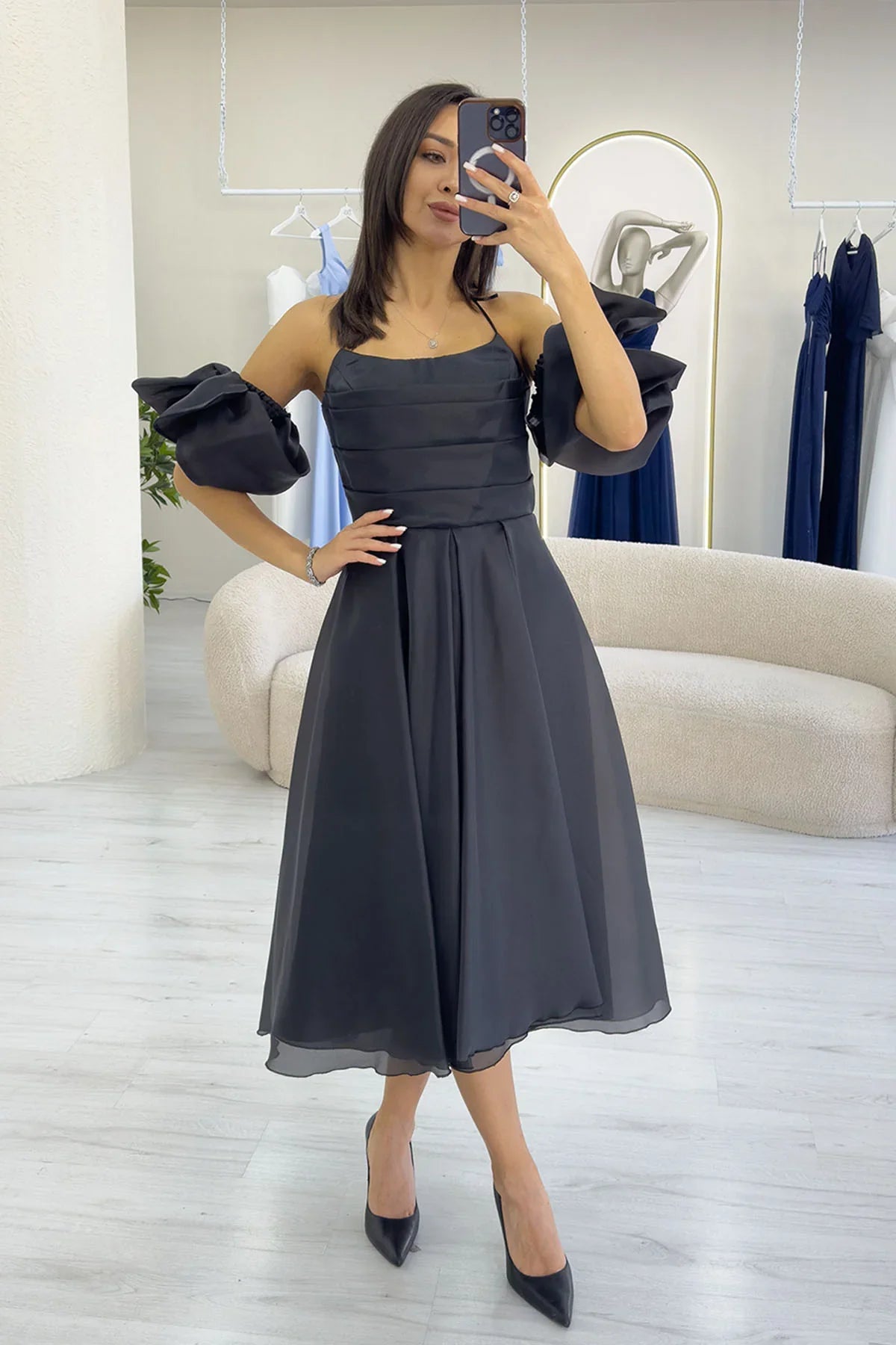 Siyah Drapeli Boyundan Bağlamalı Fiyonk Kol Detay Kısa Abiye Elbise