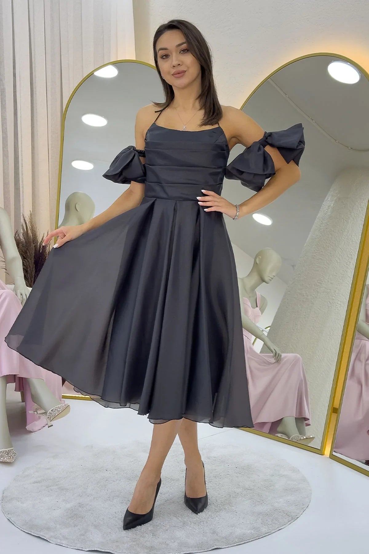 Siyah Drapeli Boyundan Bağlamalı Fiyonk Kol Detay Kısa Abiye Elbise