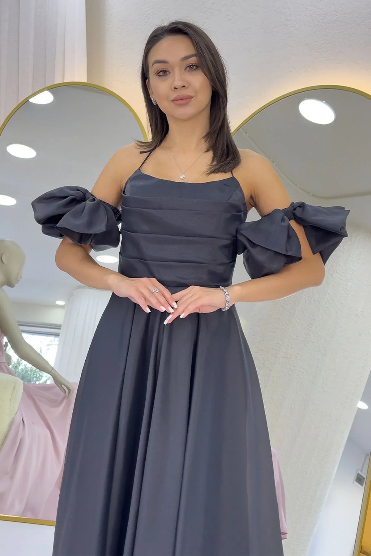 Siyah Drapeli Boyundan Bağlamalı Fiyonk Kol Detay Kısa Abiye Elbise