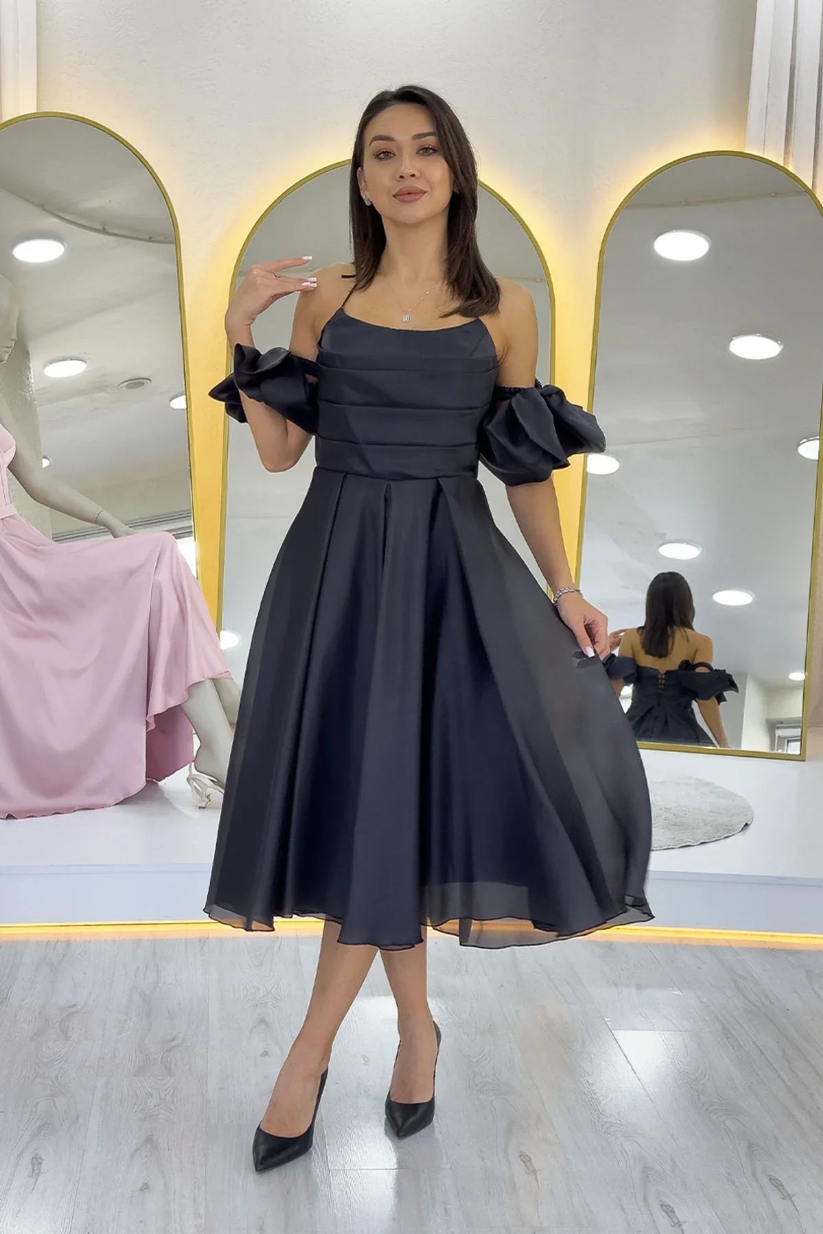 Siyah Drapeli Boyundan Bağlamalı Fiyonk Kol Detay Kısa Abiye Elbise