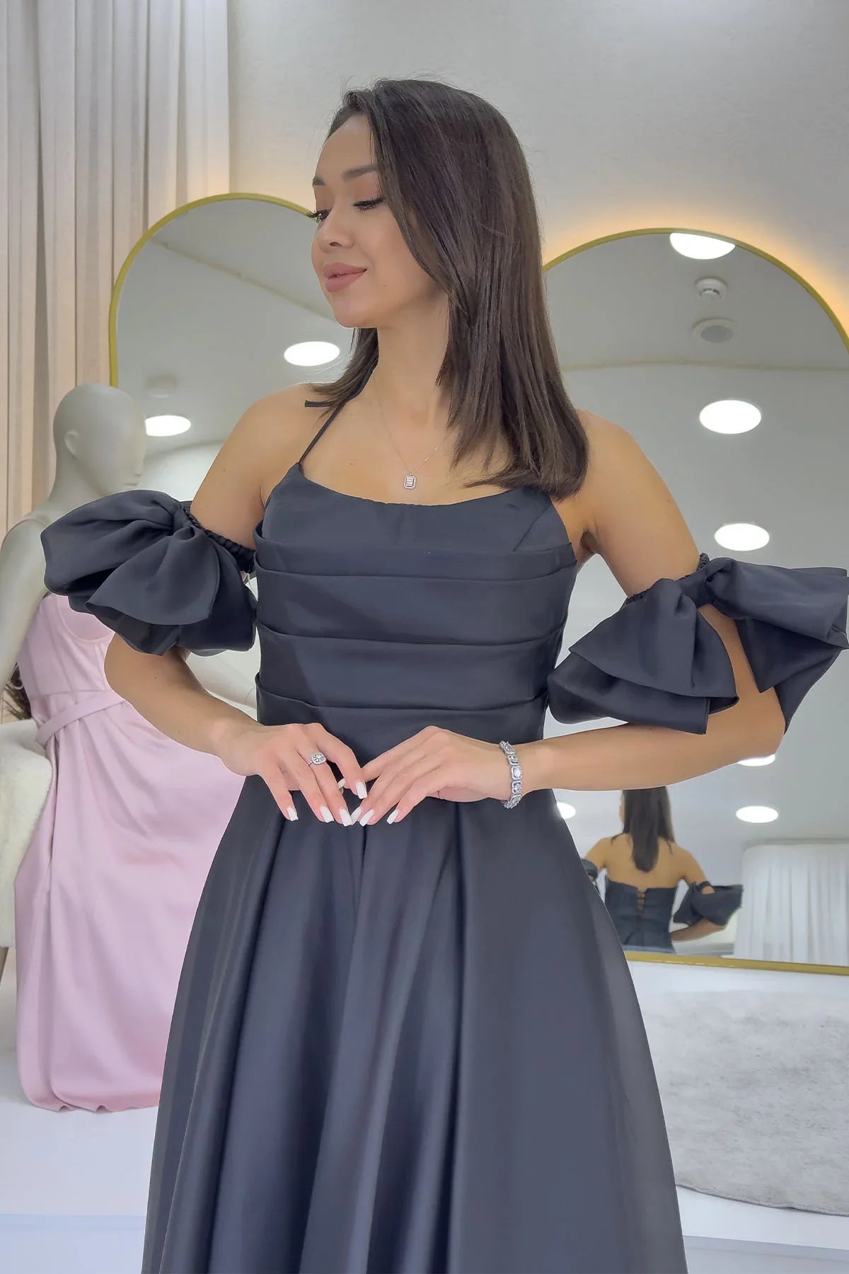 Siyah Drapeli Boyundan Bağlamalı Fiyonk Kol Detay Kısa Abiye Elbise