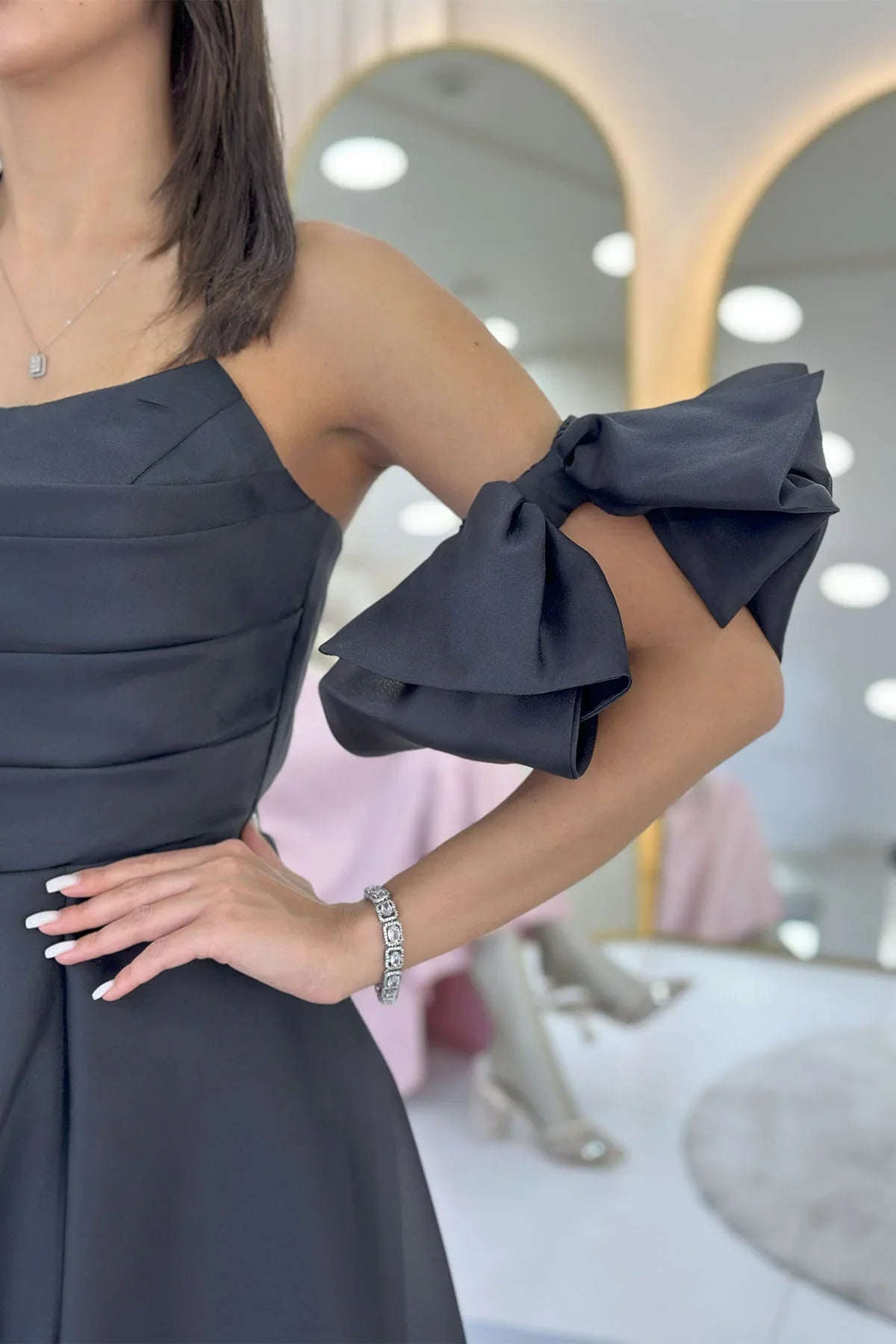 Siyah Drapeli Boyundan Bağlamalı Fiyonk Kol Detay Kısa Abiye Elbise