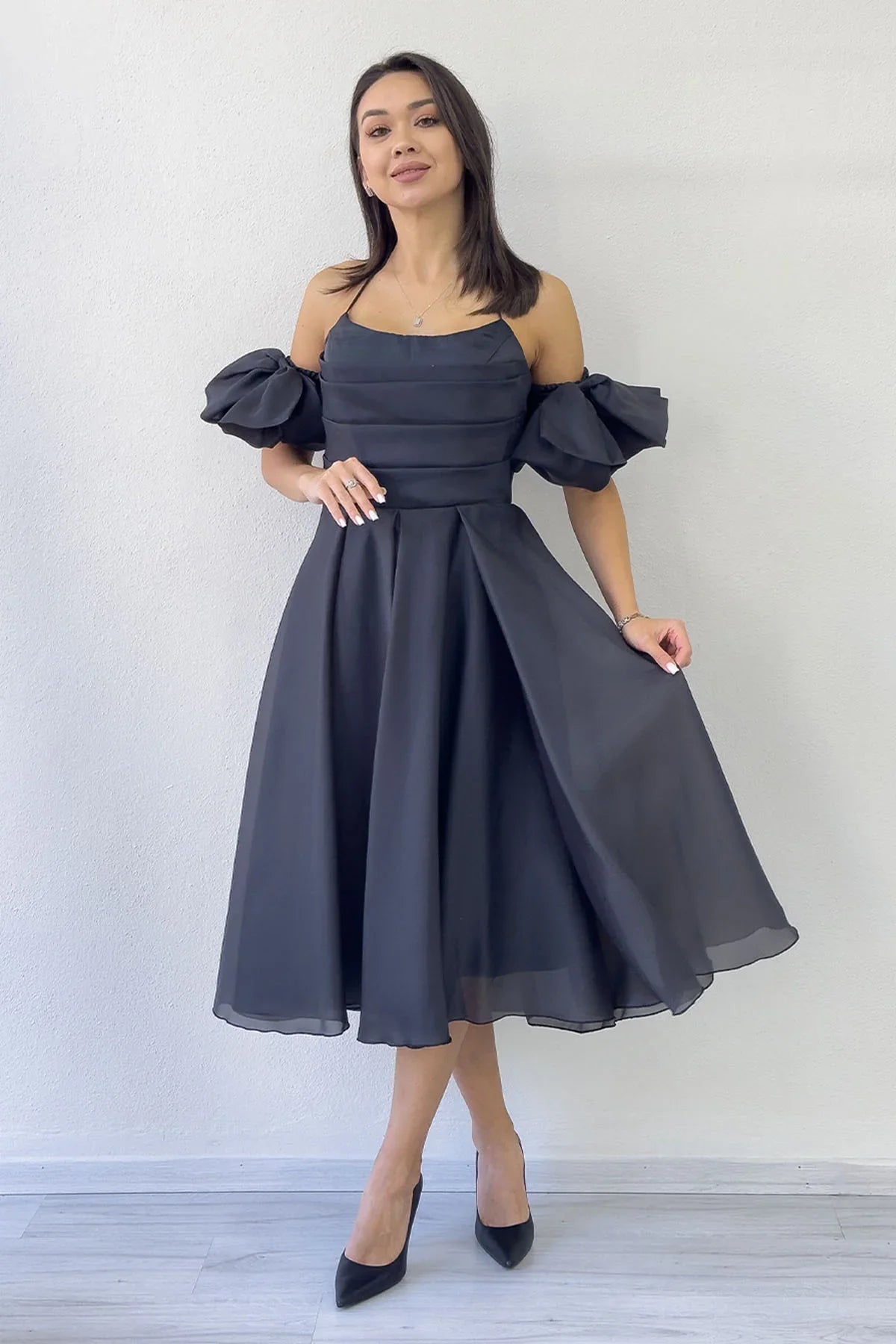 Siyah Drapeli Boyundan Bağlamalı Fiyonk Kol Detay Kısa Abiye Elbise