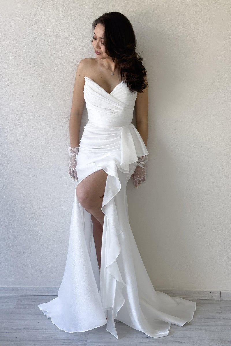 Kadın Beyaz Straplez  Drapeli Sırt Detay Volan Yırtmaçlı Abiye Elbise 