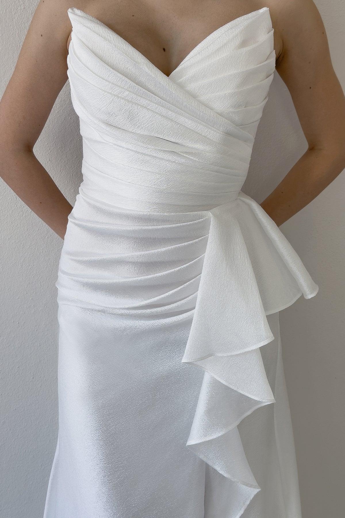 Kadın Beyaz Straplez  Drapeli Sırt Detay Volan Yırtmaçlı Abiye Elbise 