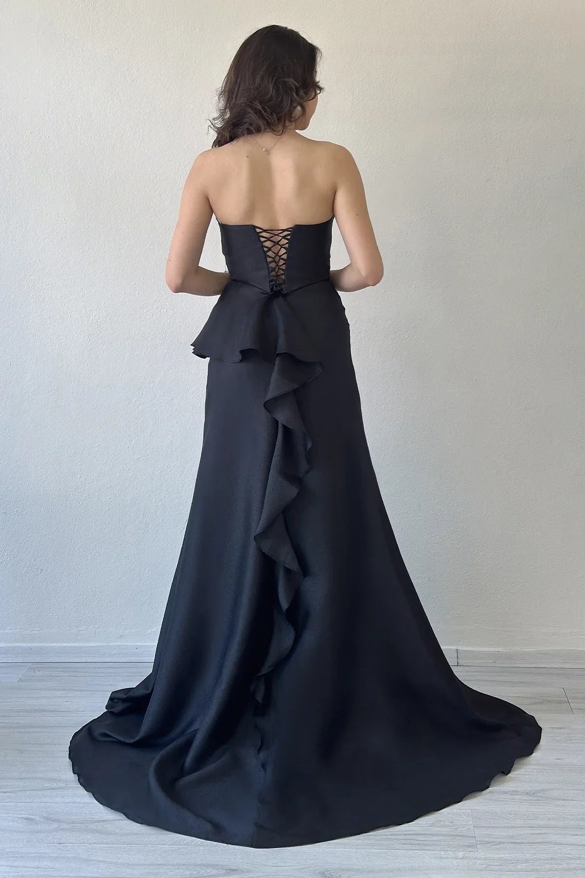 Kadın Siyah Straplez  Drapeli Sırt Detay Volan Yırtmaçlı Abiye Elbise