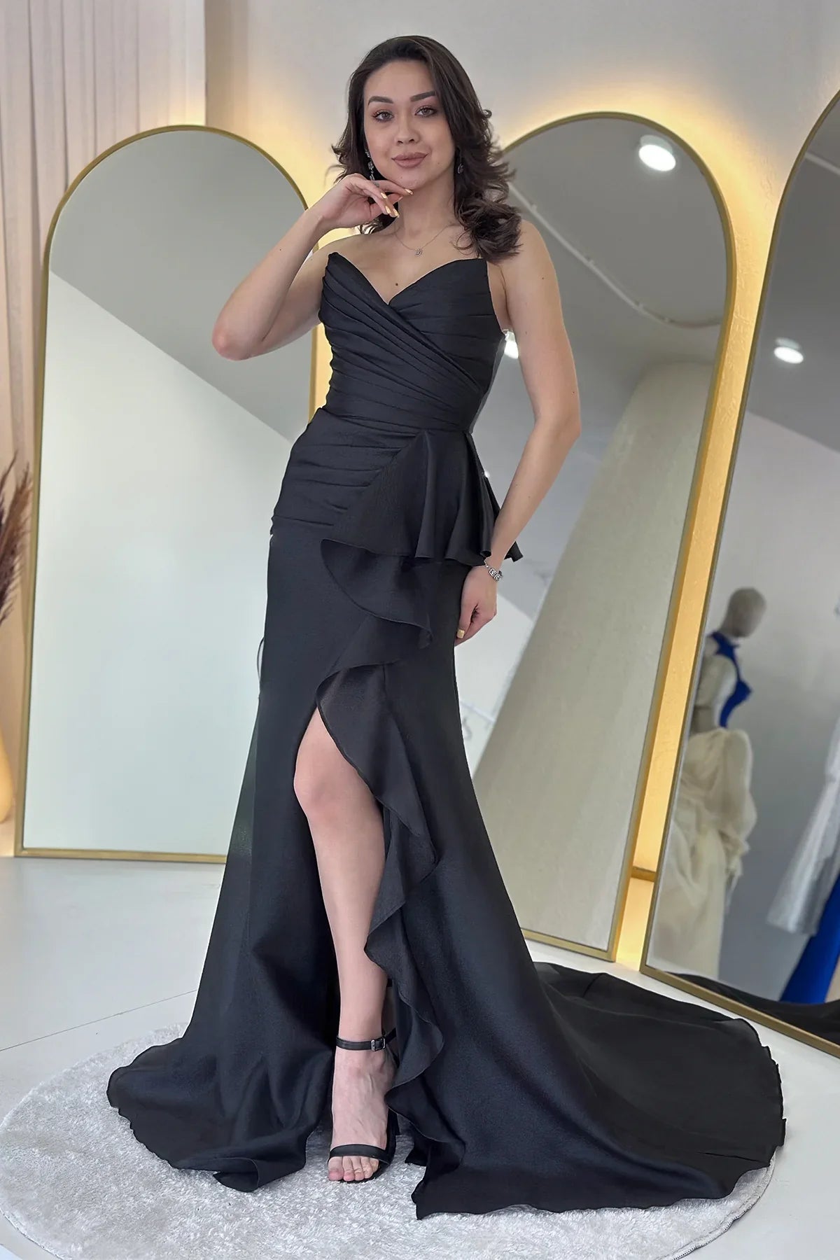 Kadın Siyah Straplez  Drapeli Sırt Detay Volan Yırtmaçlı Abiye Elbise