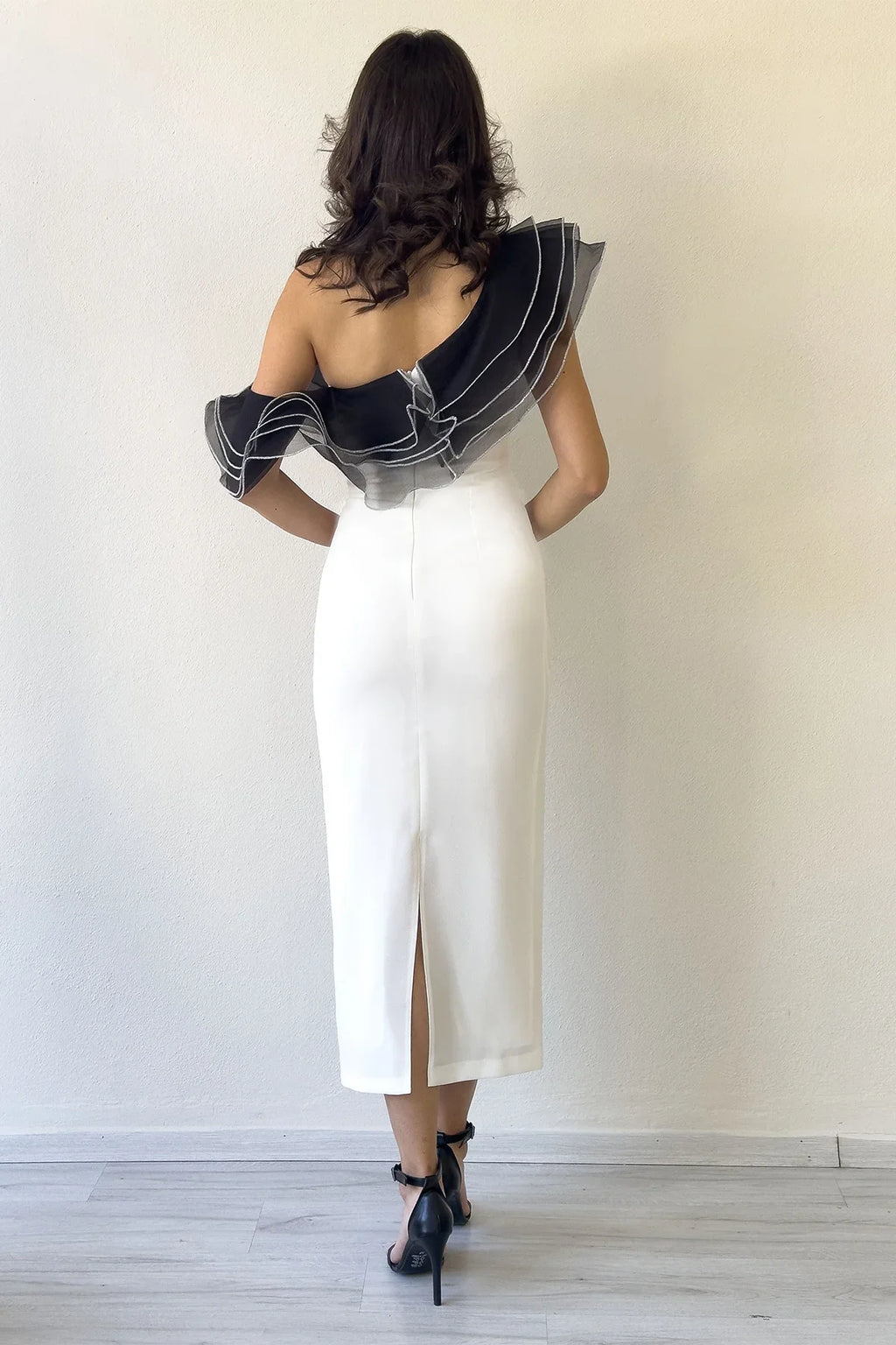 Beyaz Tek Omuz Fırfır Şerit Detaylı Midi Boy Kalem Elbise 