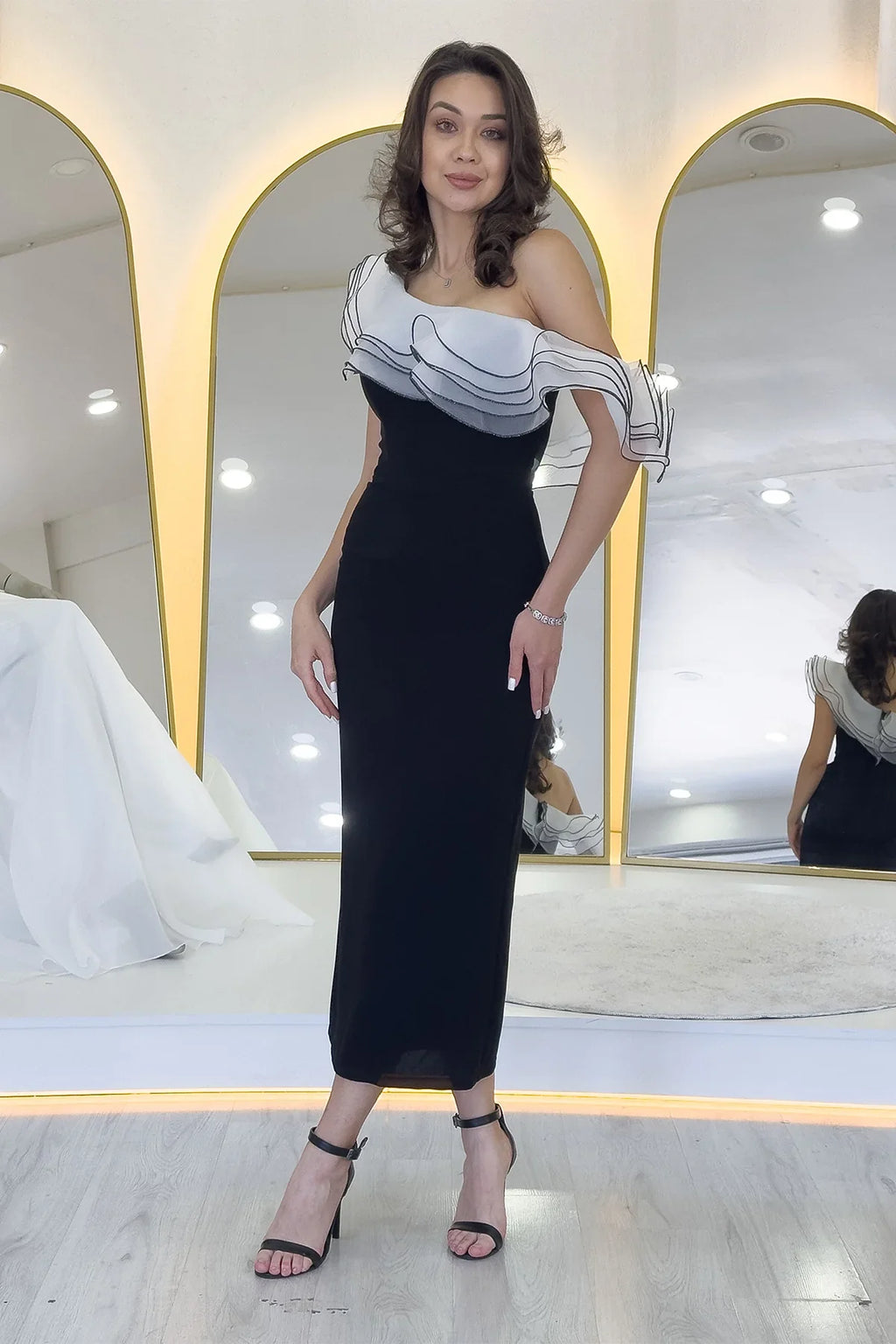 Siyah Tek Omuz Fırfır Şerit Detaylı Midi Boy Kalem Elbise 