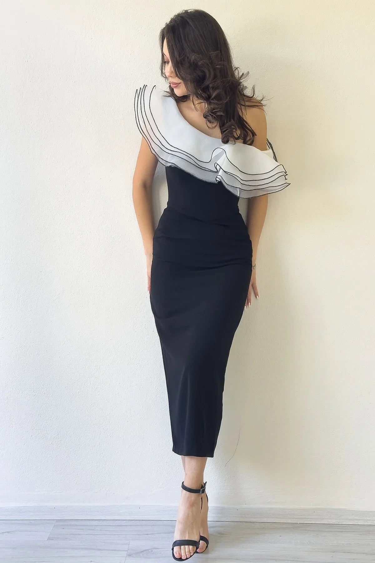 Siyah Tek Omuz Fırfır Şerit Detaylı Midi Boy Kalem Elbise 