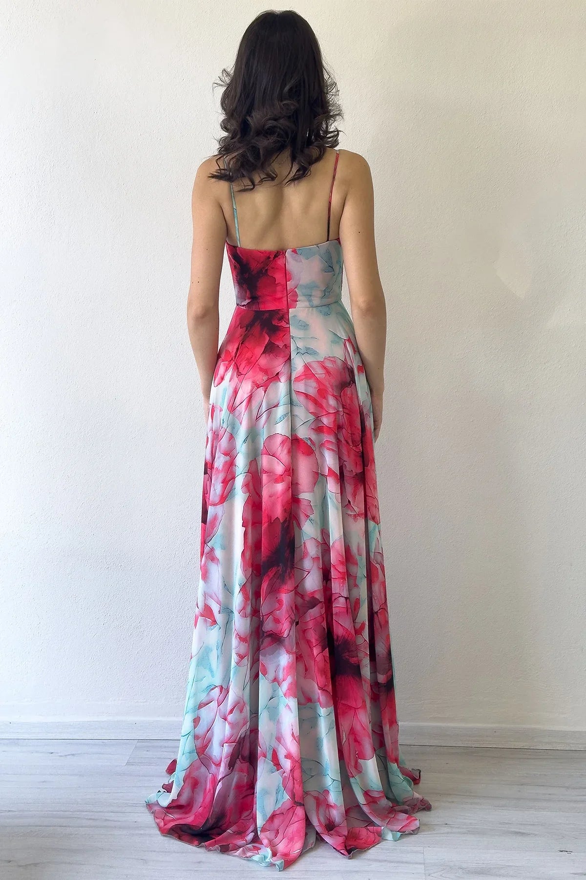 Kadın Askılı Pembe Çiçek Desenli Uzun Yırtmaçlı Şifon Abiye Elbise 