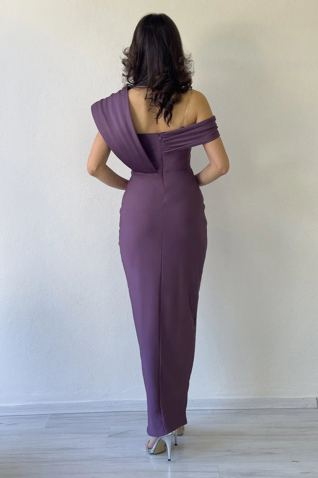 Kadın Lila Tek Omuz Taş Detaylı Drapeli Midi Boy Abiye Elbise 