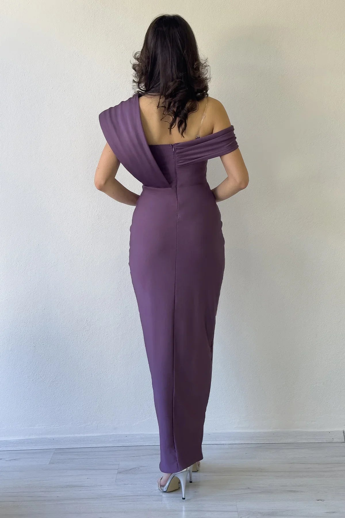 Kadın Lila Tek Omuz Taş Detaylı Drapeli Midi Boy Abiye Elbise 