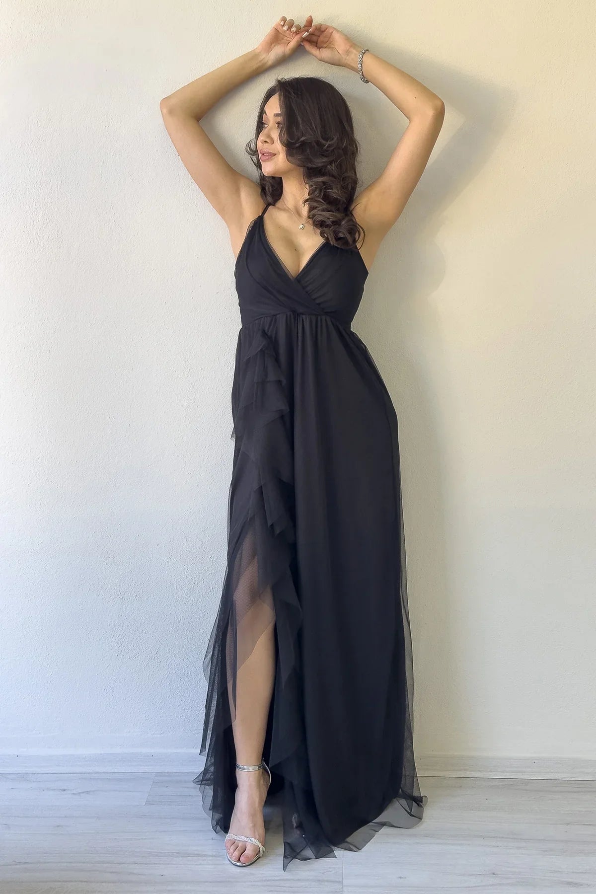 Kadın Siyah Askılı  Volanlı Yırtmaç Detaylı Uzun Şifon Abiye Elbise 