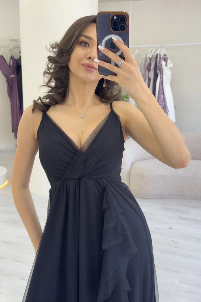 Kadın Siyah Askılı  Volanlı Yırtmaç Detaylı Uzun Şifon Abiye Elbise 