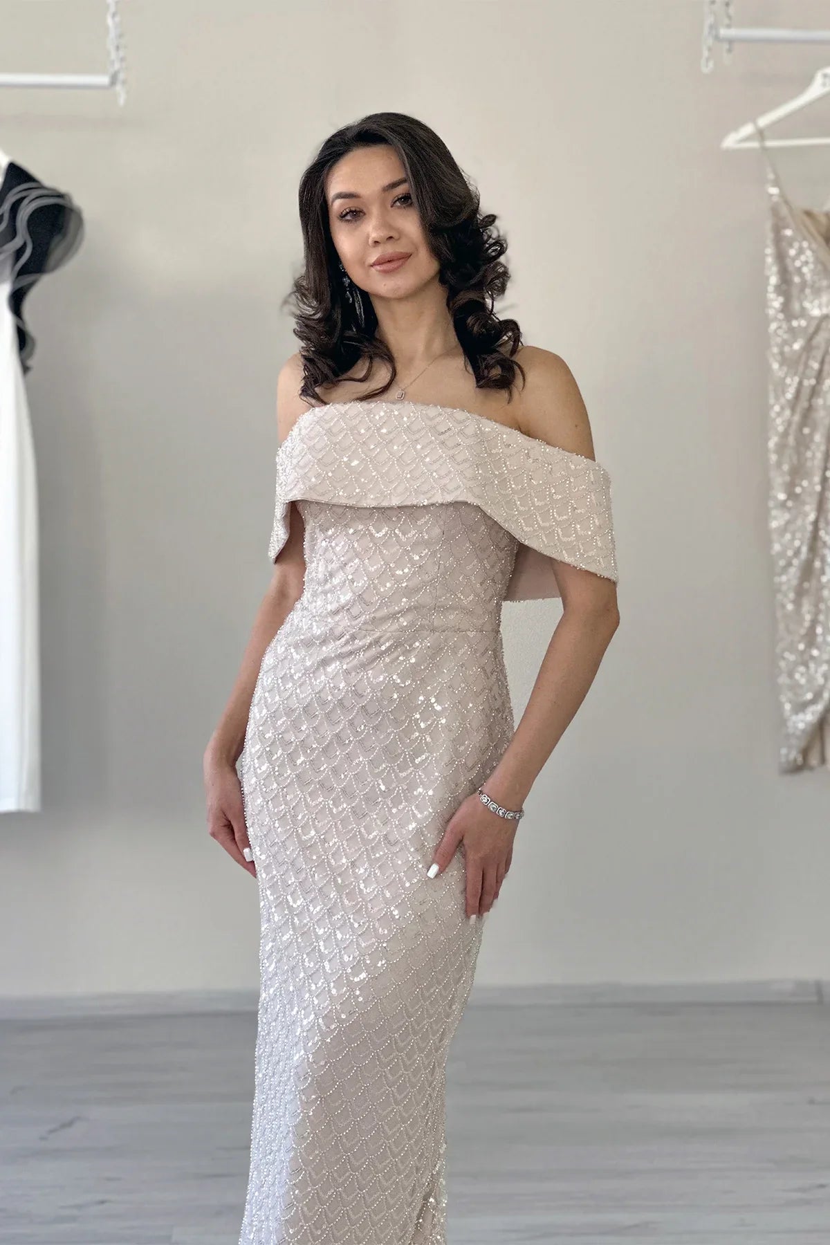 Kadın Bej Düşük Omuz Taş İşleme Detaylı Midi Boy Abiye Elbise