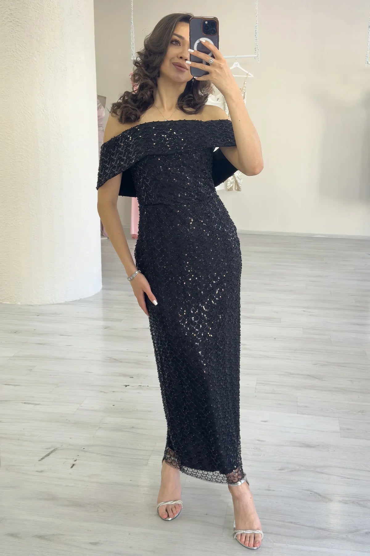 Kadın Siyah Düşük Omuz Taş İşleme Detaylı Midi Boy Abiye Elbise