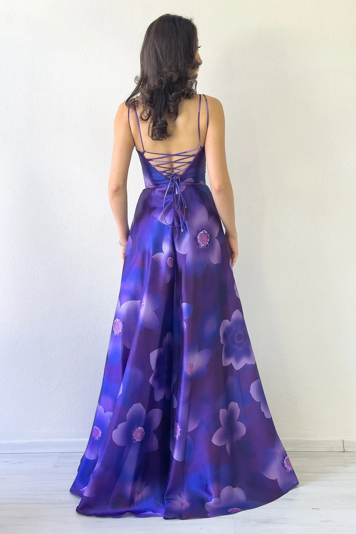 Mor Çiçekli Askılı Sırt Dekolteli Uzun Abiye Elbise
