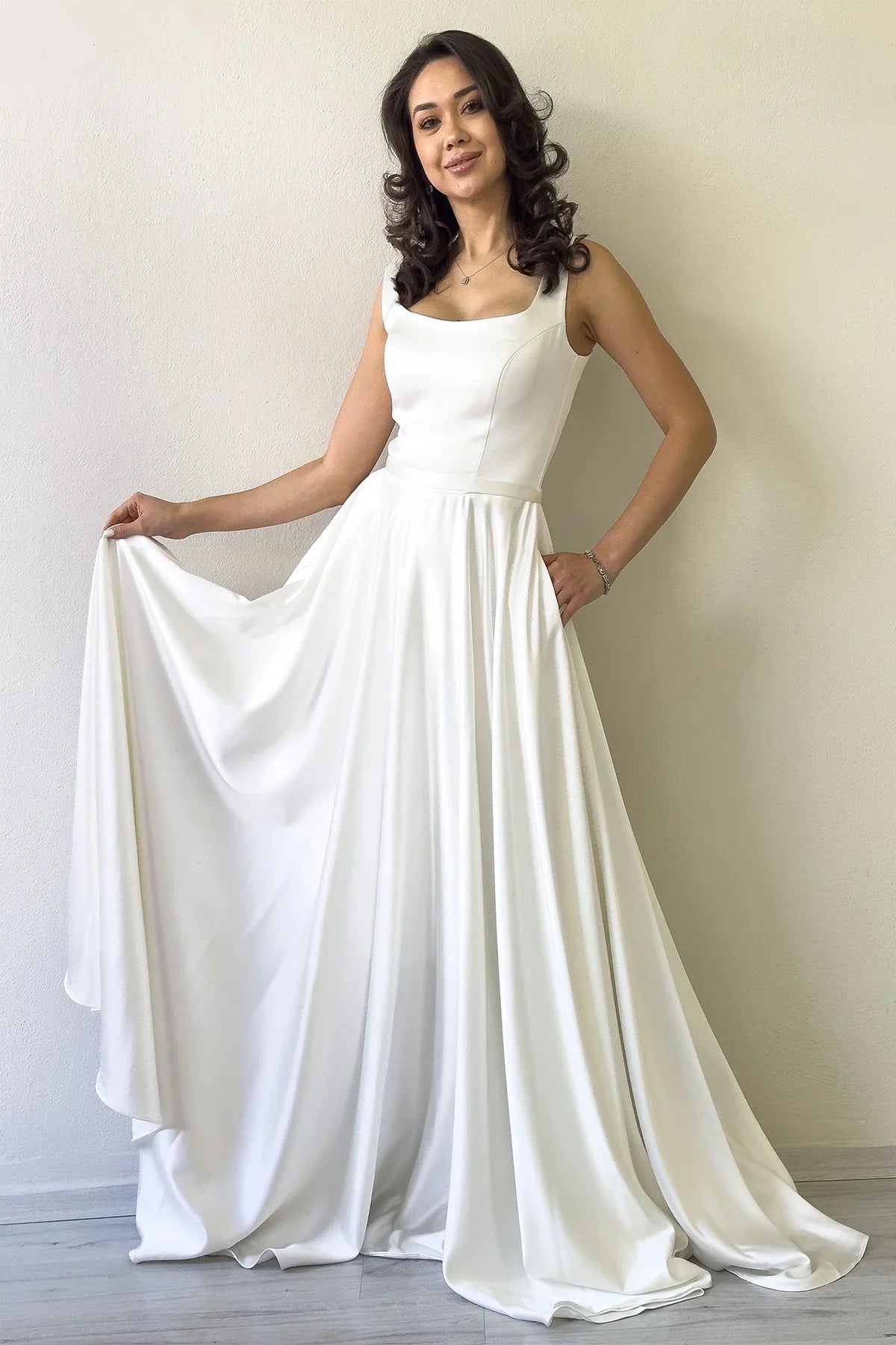 Beyaz Kare Yaka Sırt Bağlamalı Askılı Saten Abiye Elbise 