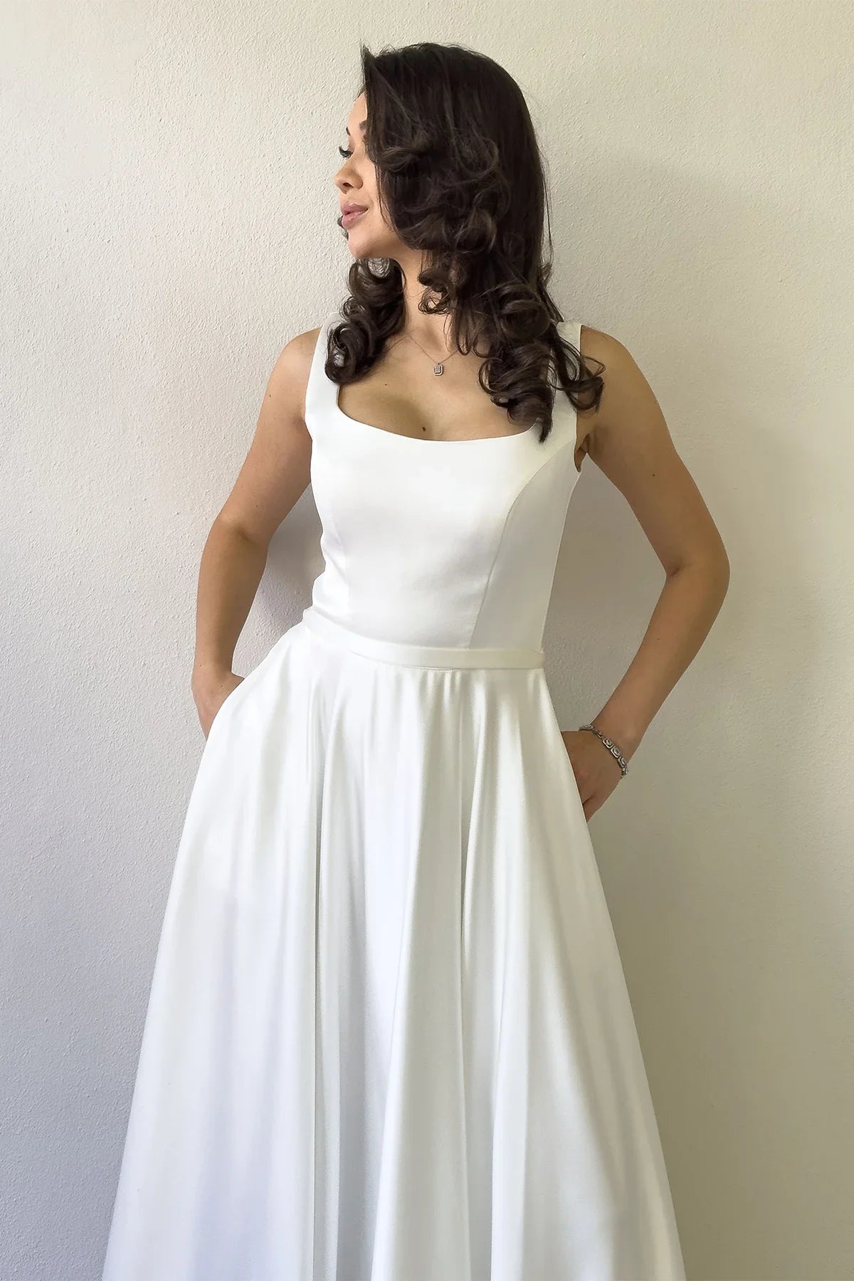 Beyaz Kare Yaka Sırt Bağlamalı Askılı Saten Abiye Elbise 