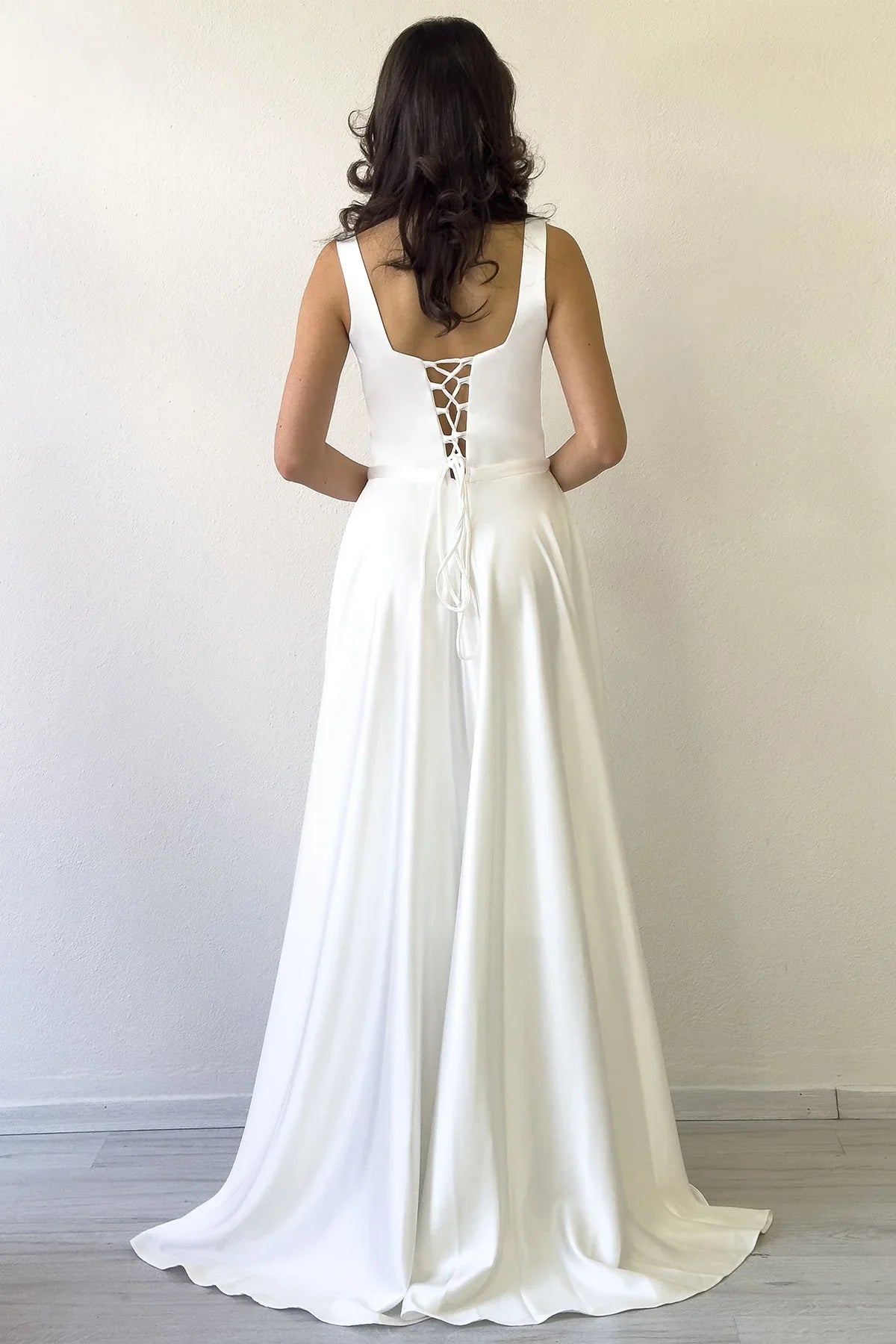 Beyaz Kare Yaka Sırt Bağlamalı Askılı Saten Abiye Elbise 