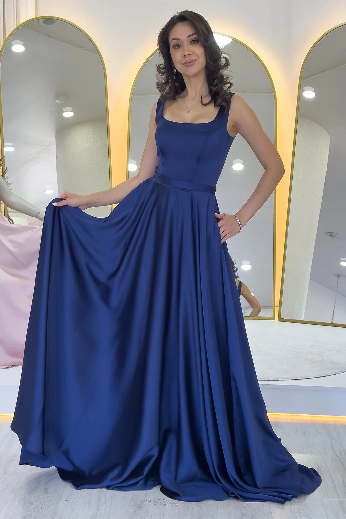 Lacivert Kare Yaka Sırt Bağlamalı Askılı Saten Abiye Elbise