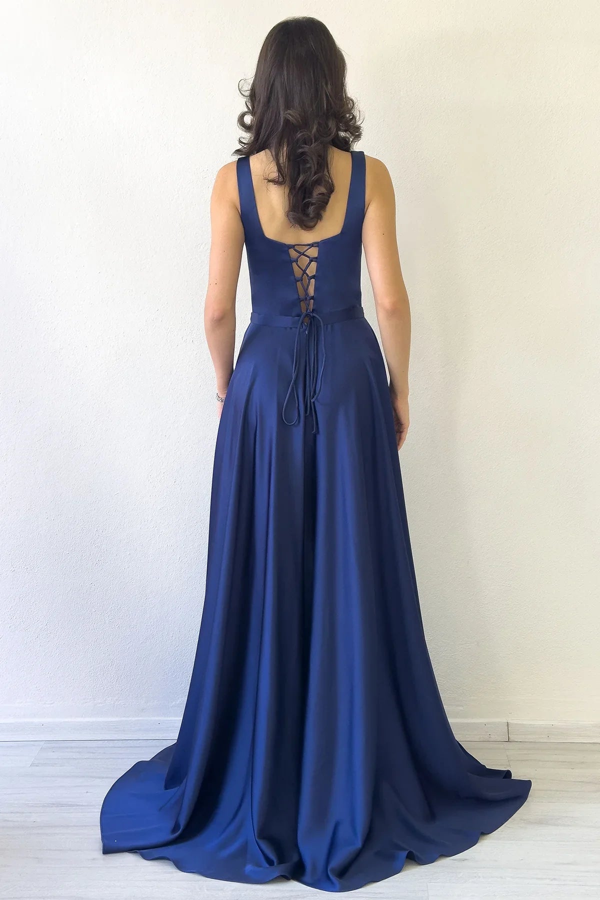 Lacivert Kare Yaka Sırt Bağlamalı Askılı Saten Abiye Elbise