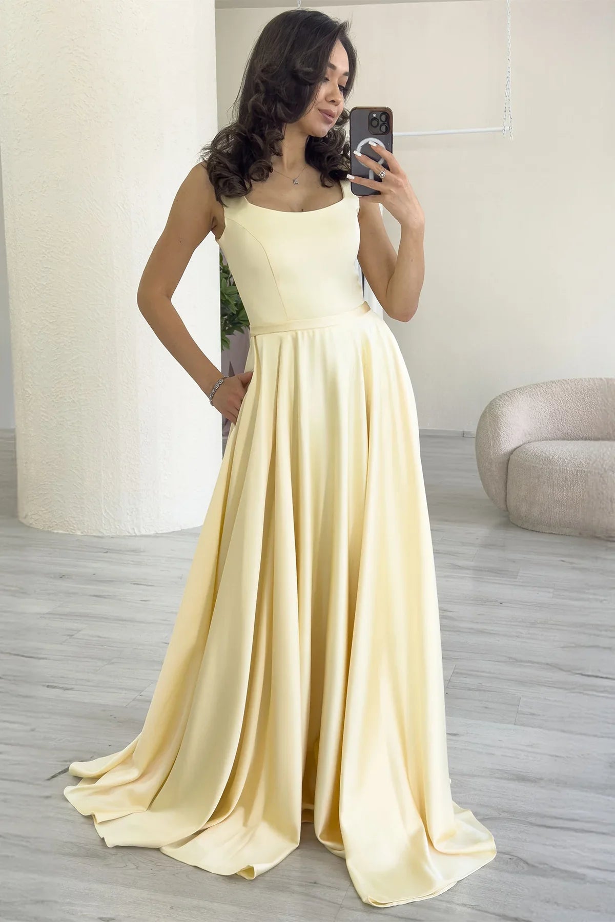 Açık Sarı Kare Yaka Sırt Bağlamalı Askılı Saten Abiye Elbise