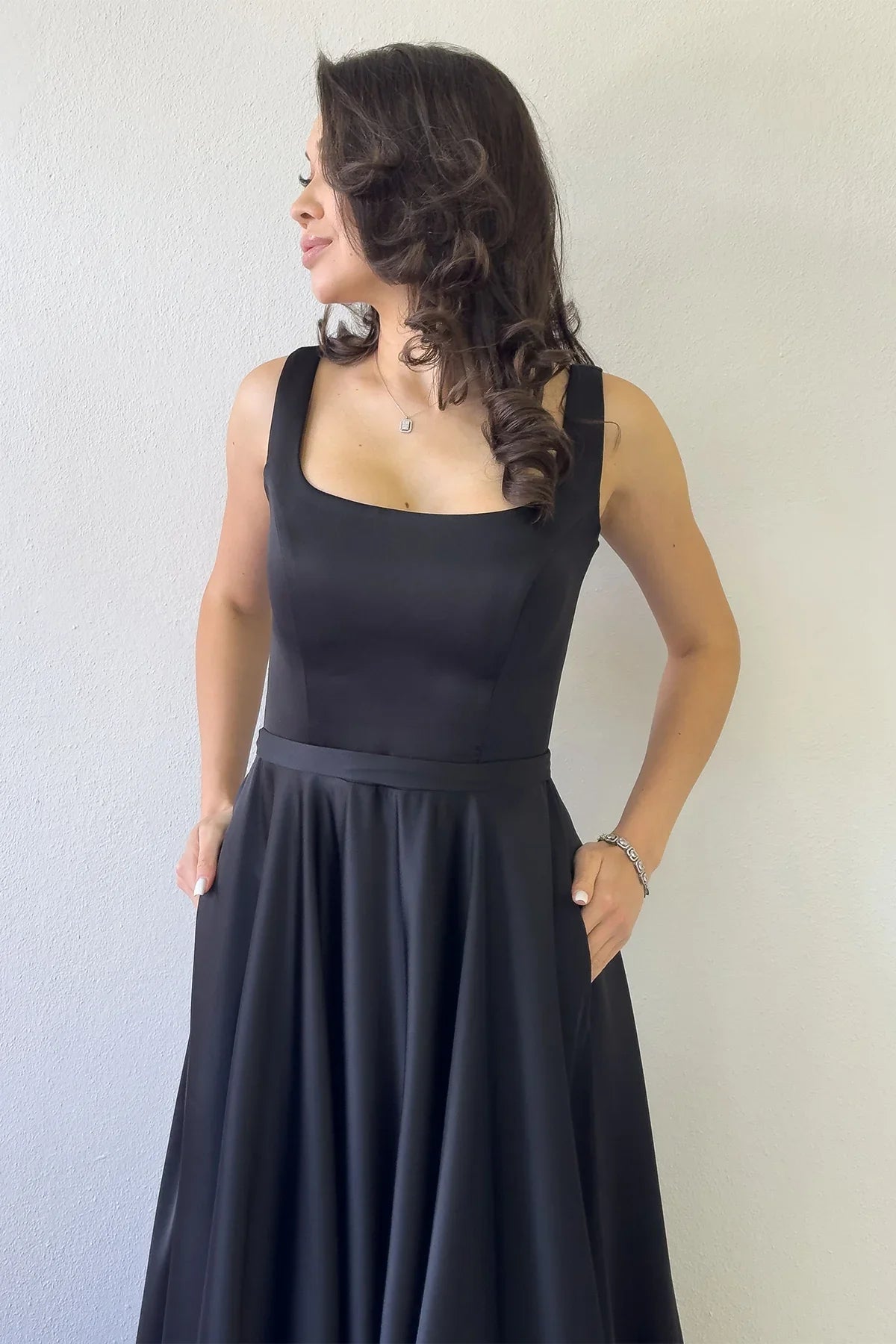 Siyah Kare Yaka Sırt Bağlamalı Askılı Saten Abiye Elbise