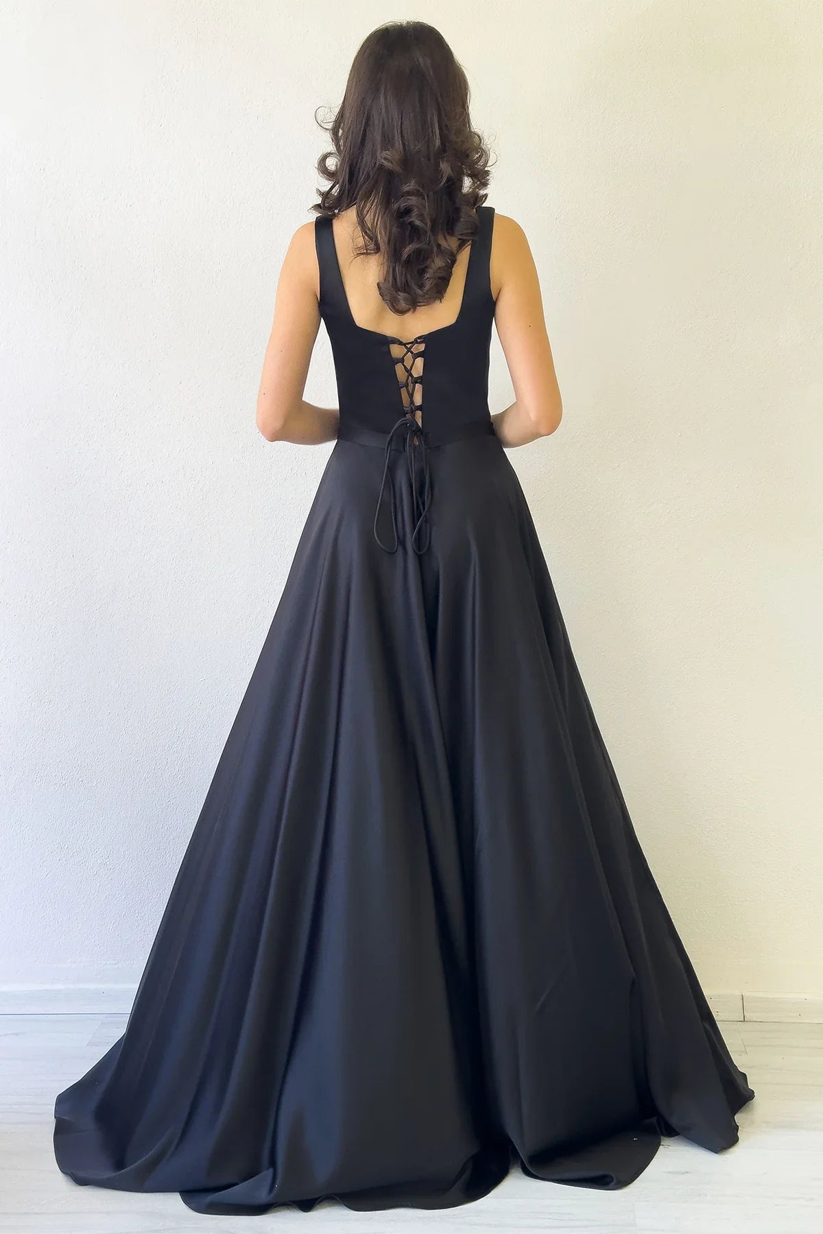 Siyah Kare Yaka Sırt Bağlamalı Askılı Saten Abiye Elbise