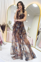 Kadın Kahverengi Batik Desenli Straplez Fırfırlı Abiye Elbise 